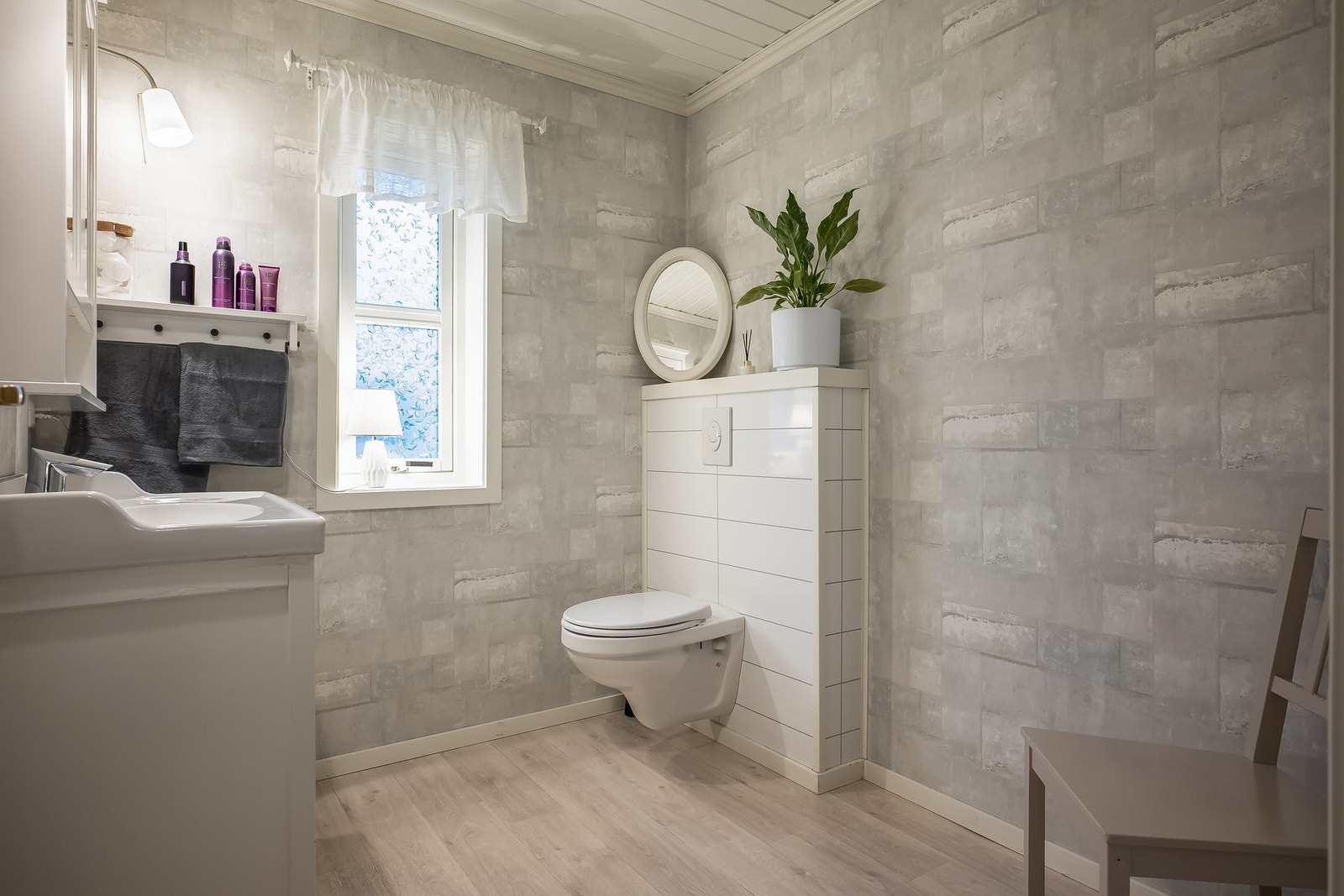 Av installasjoner er det servant med underskap og vegghengt toalett. Galleribilde