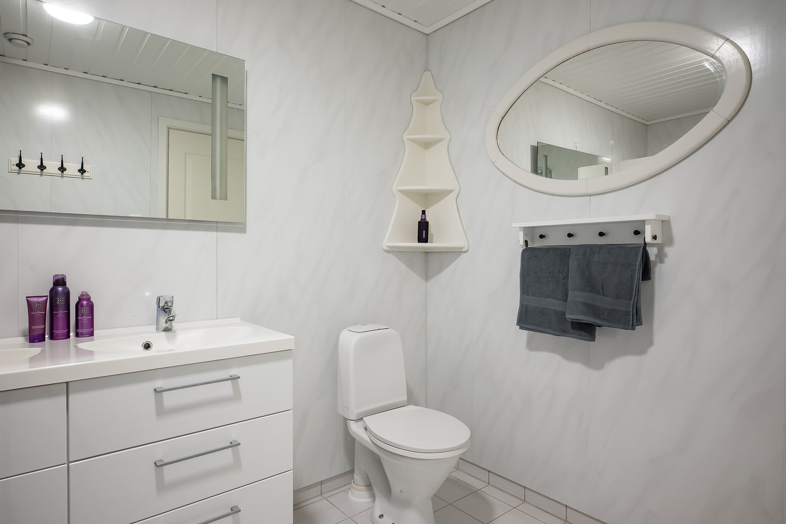 Av installasjoner er det dusjkabinett, toalett og innredning med servant. Galleribilde