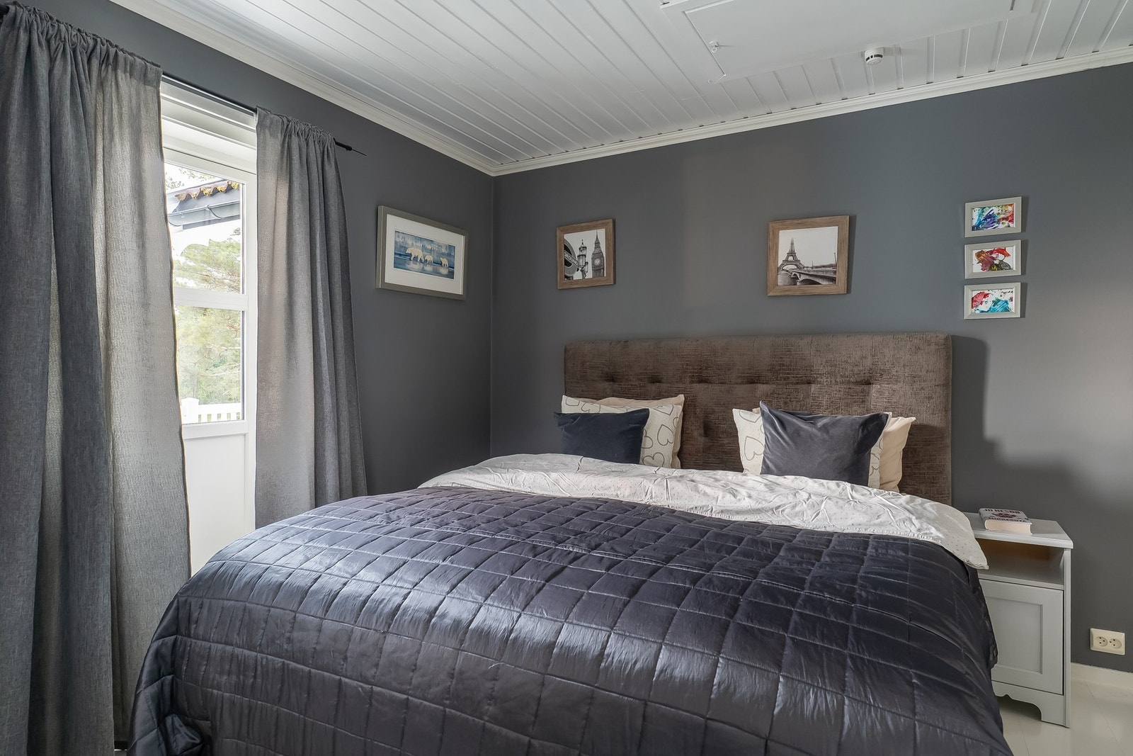 Det største soverommet har etablert garderobeløsning. Galleribilde