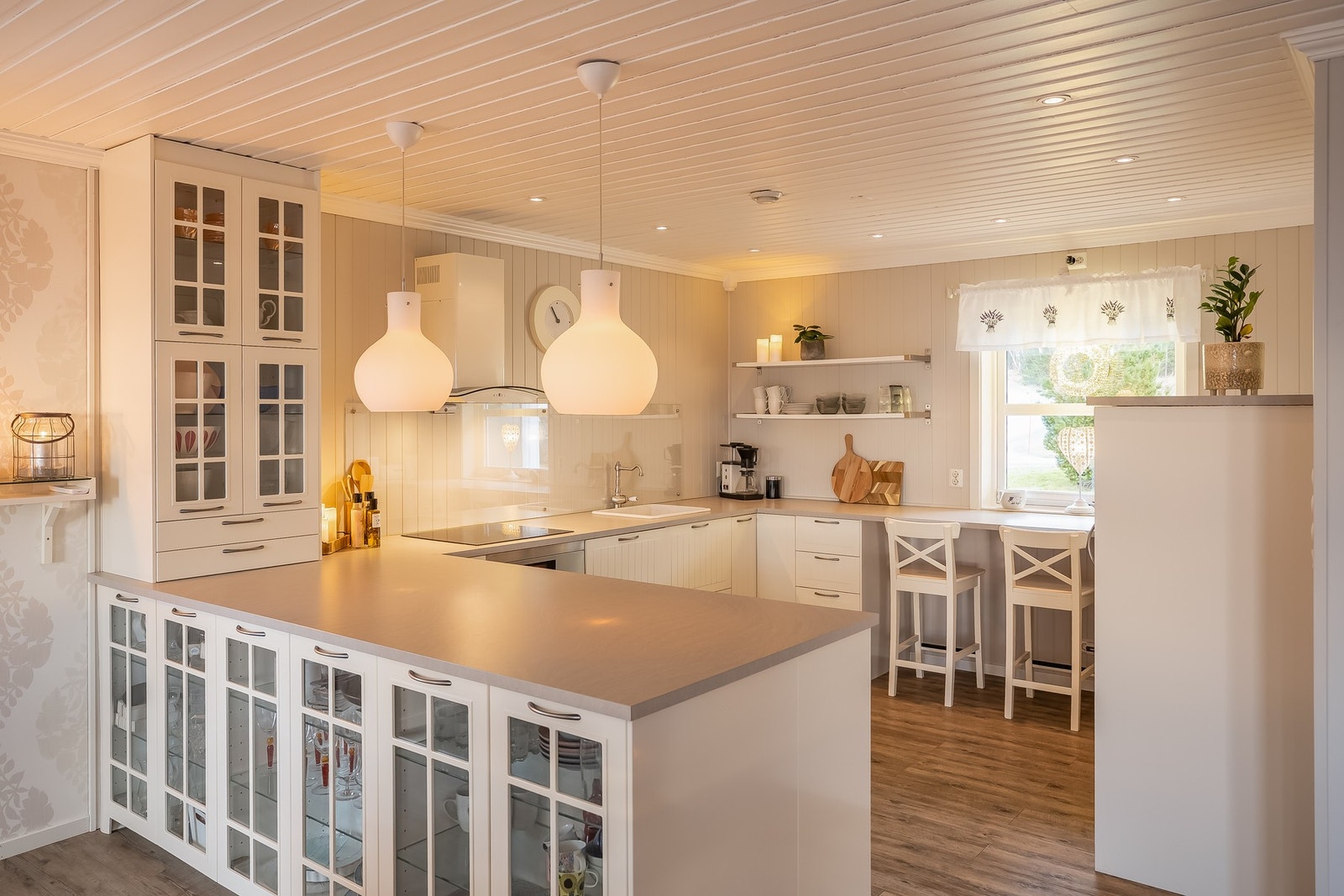 Tidløst og pent kjøkken fra 2015 som nyter godt av skap- og benkplass. Galleribilde