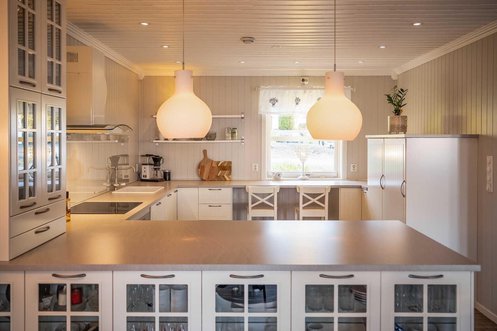 Av integrerte hvitevarer er det kjøleskap, oppvaskmaskin, platetopp og stekeovn. Galleribilde