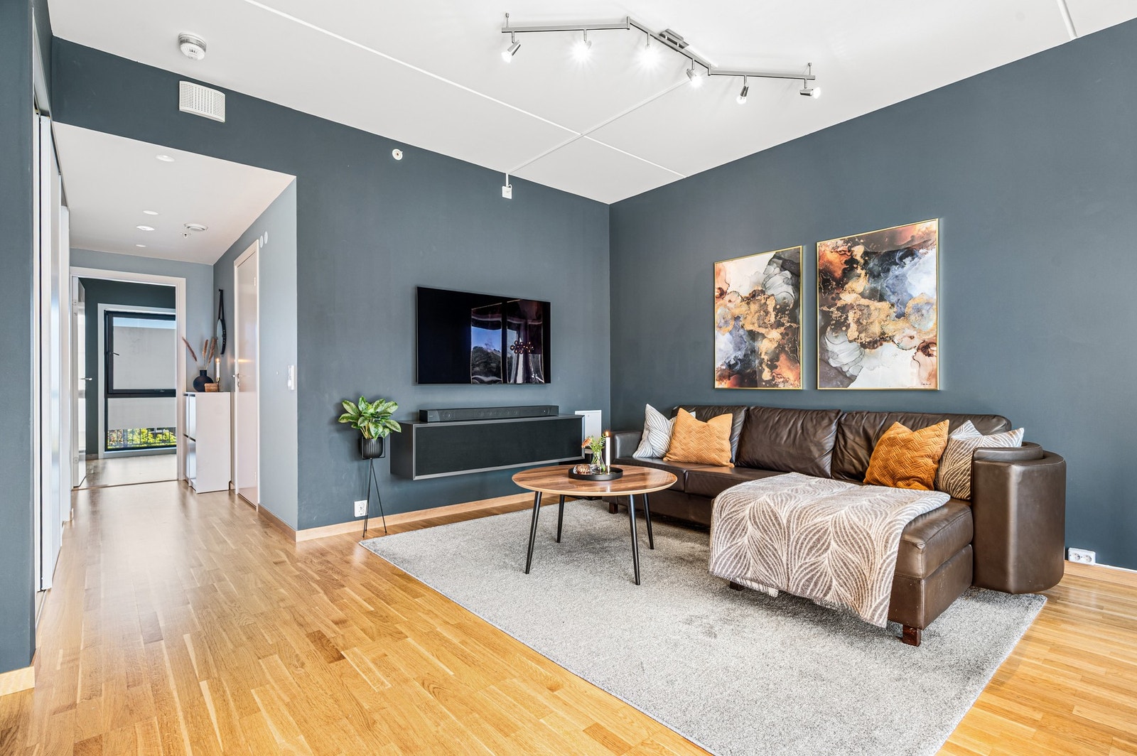 Her er det god plass til både sittegrupper, stue- TV- og spisebord. Galleribilde