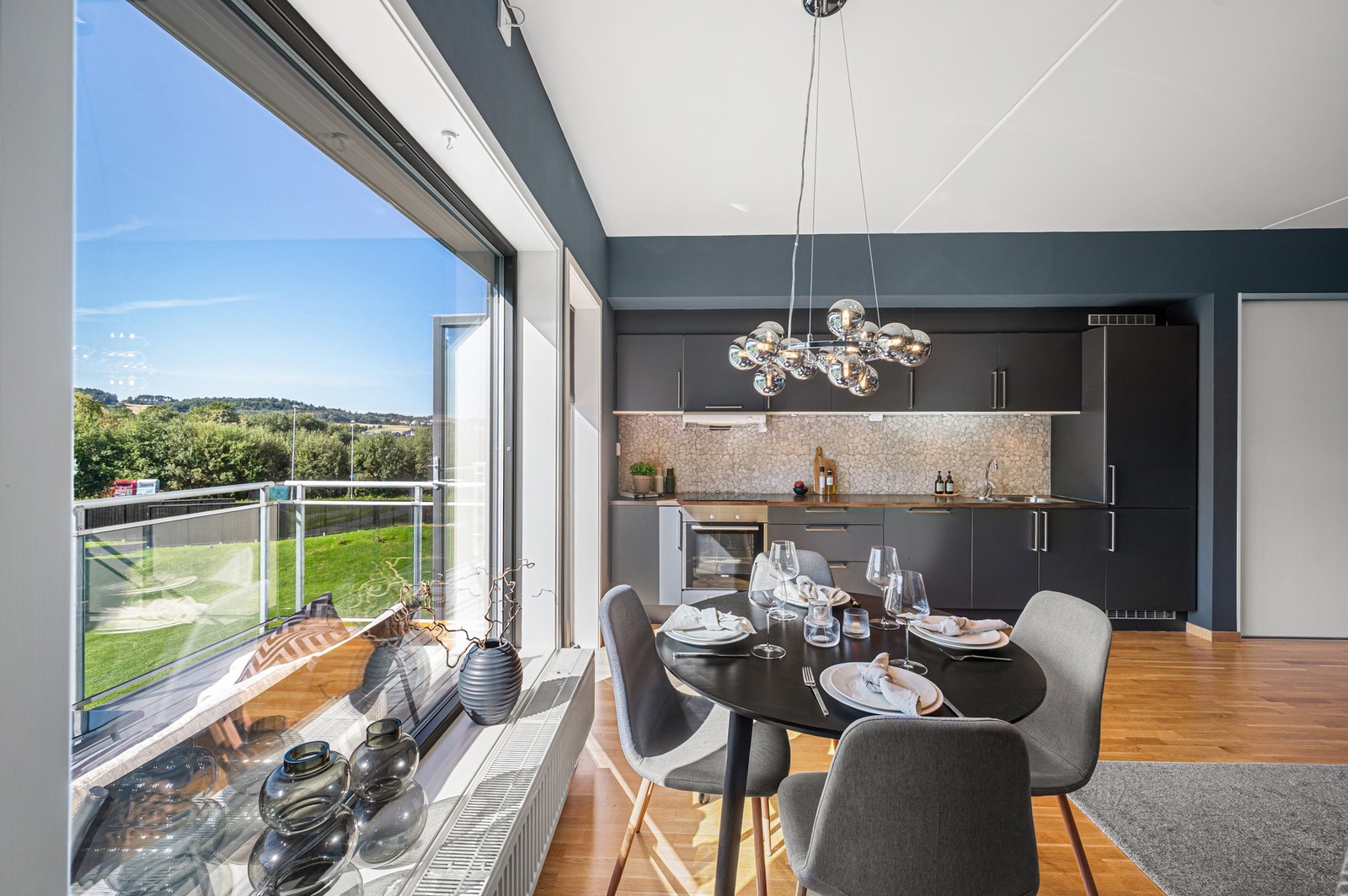 Fjernvarme i tillegg til balansert ventilasjon gir en effektiv oppvarming og et sunt inneklima året rundt. Galleribilde