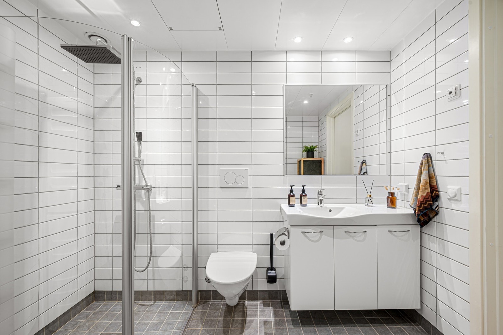 Av utstyr finnes bl.a. servant med underskap, speil, veggmontert WC, dusjhjørne og opplegg til vaskemaskin. Galleribilde