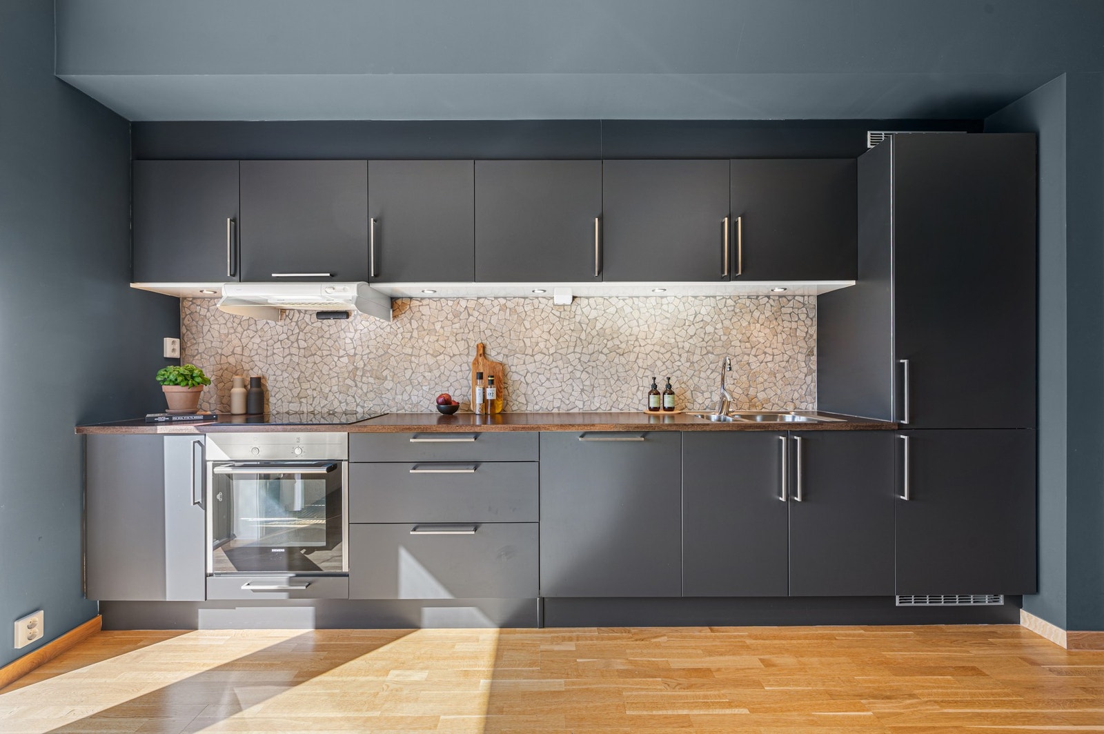 Her har man bl.a integrert platetopp, stekeovn, kjøleskap og oppvaskmaskin. Galleribilde