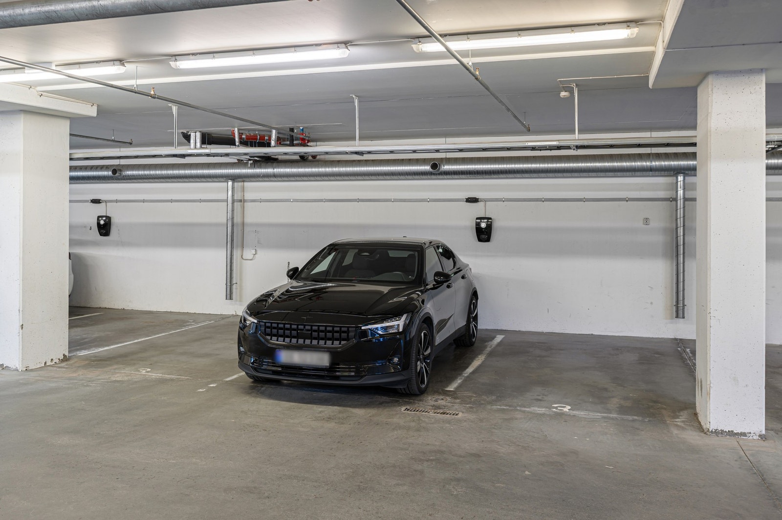 Parkering m/elbillader i felles garasjeanlegg. Galleribilde