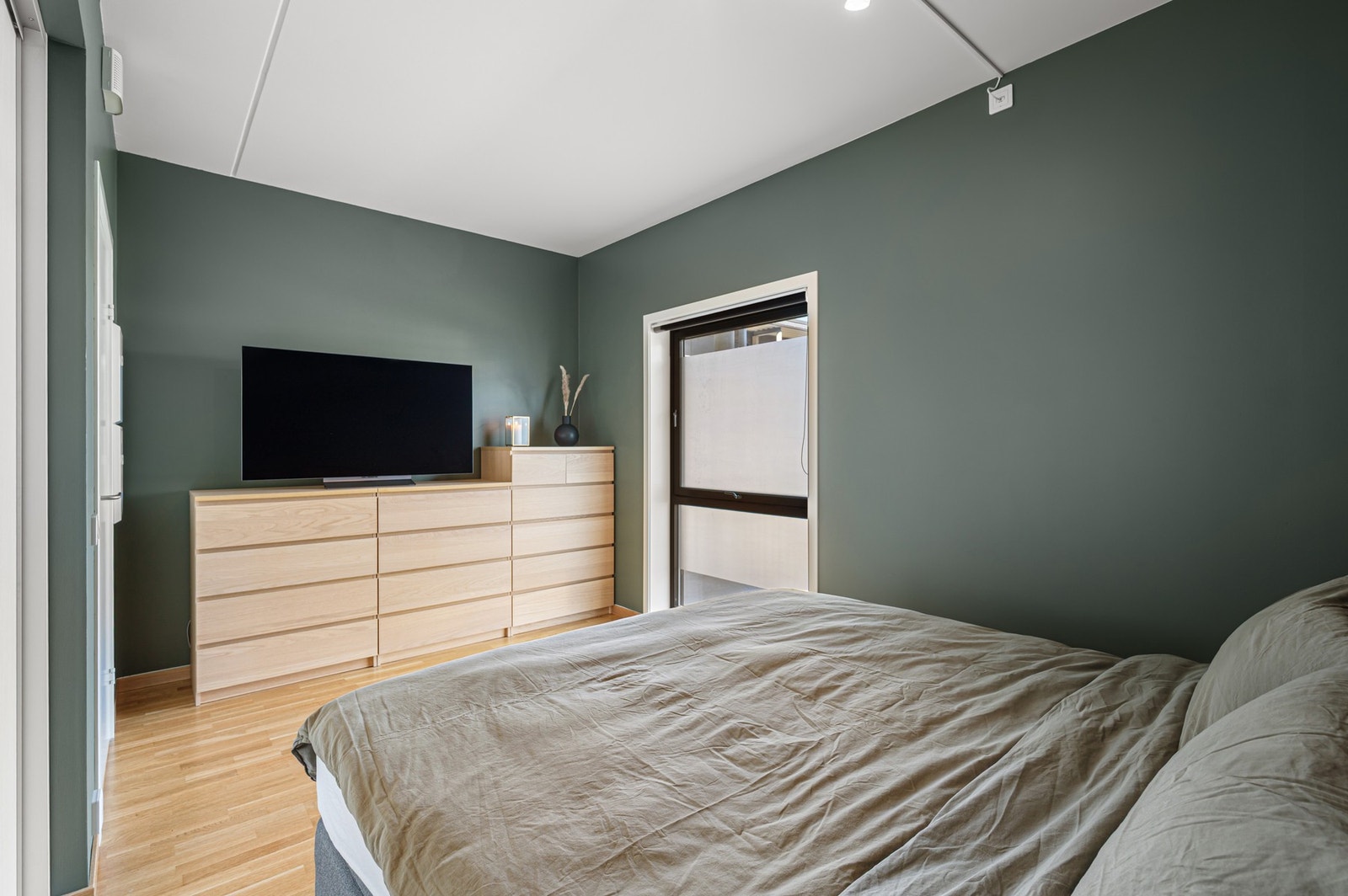 Her har man god plass til ønsket soveromsmøblement. Galleribilde