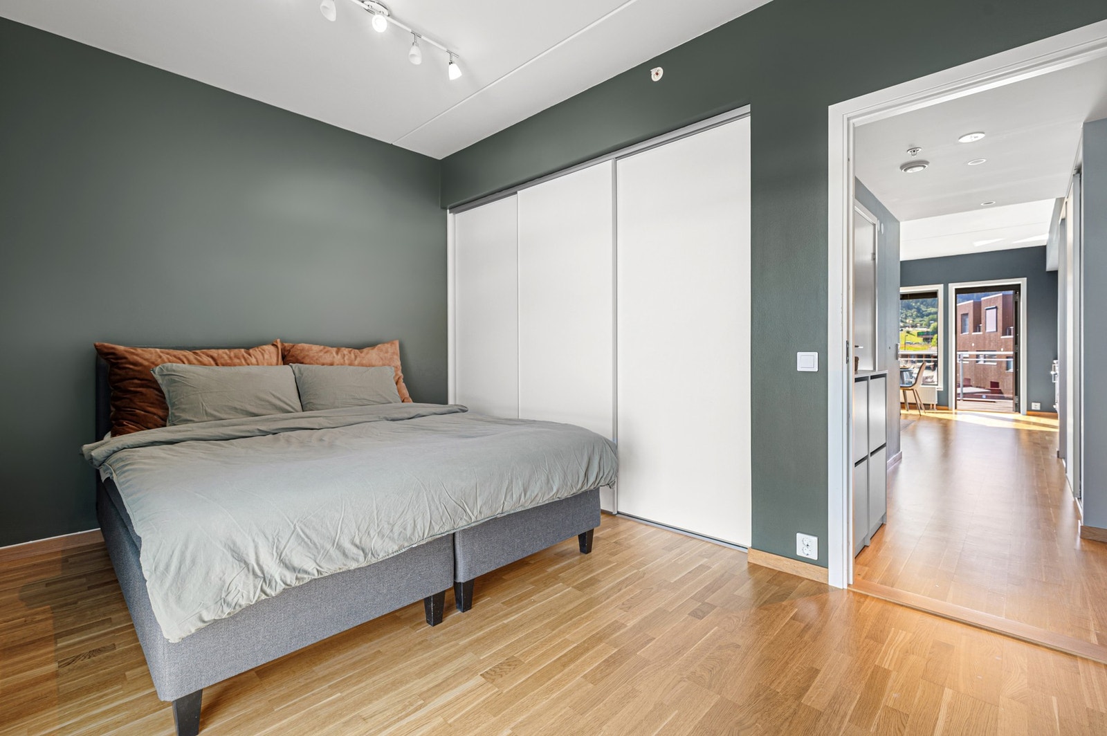 Her har man også en praktisk innebygd skyvedørsgarderobe. Galleribilde