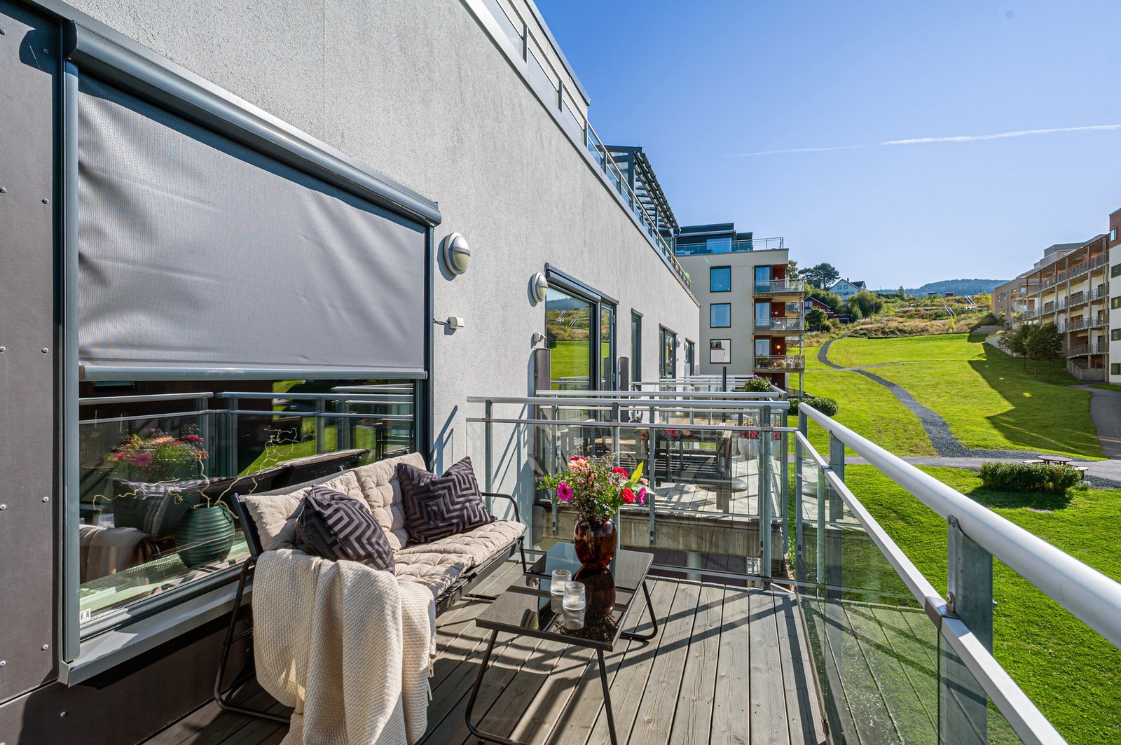 Her har man god plass til ønsket utemøblement. Galleribilde