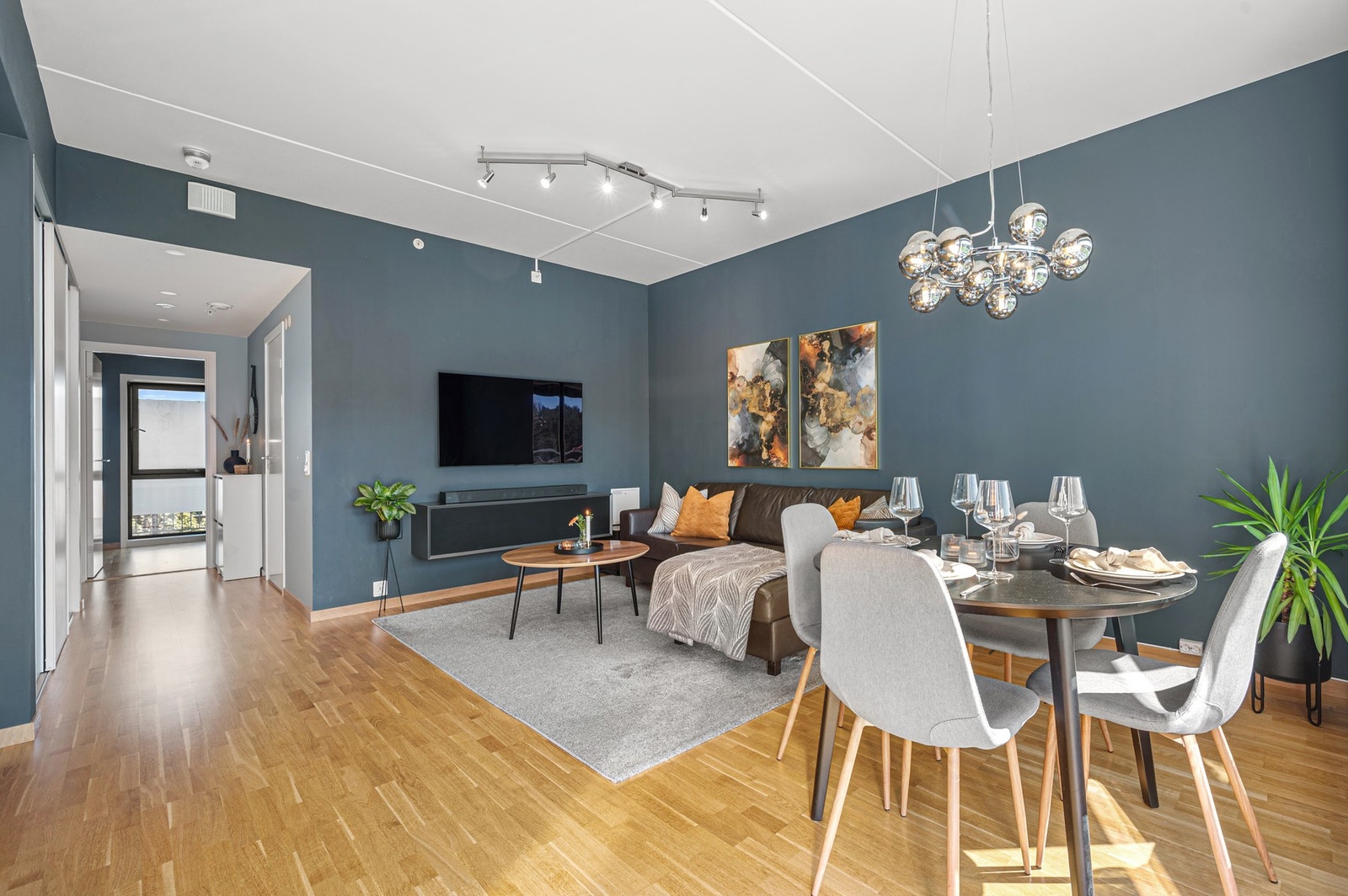 Spiseseksjonen finner sin naturlige plassering innerst på stuen. Galleribilde