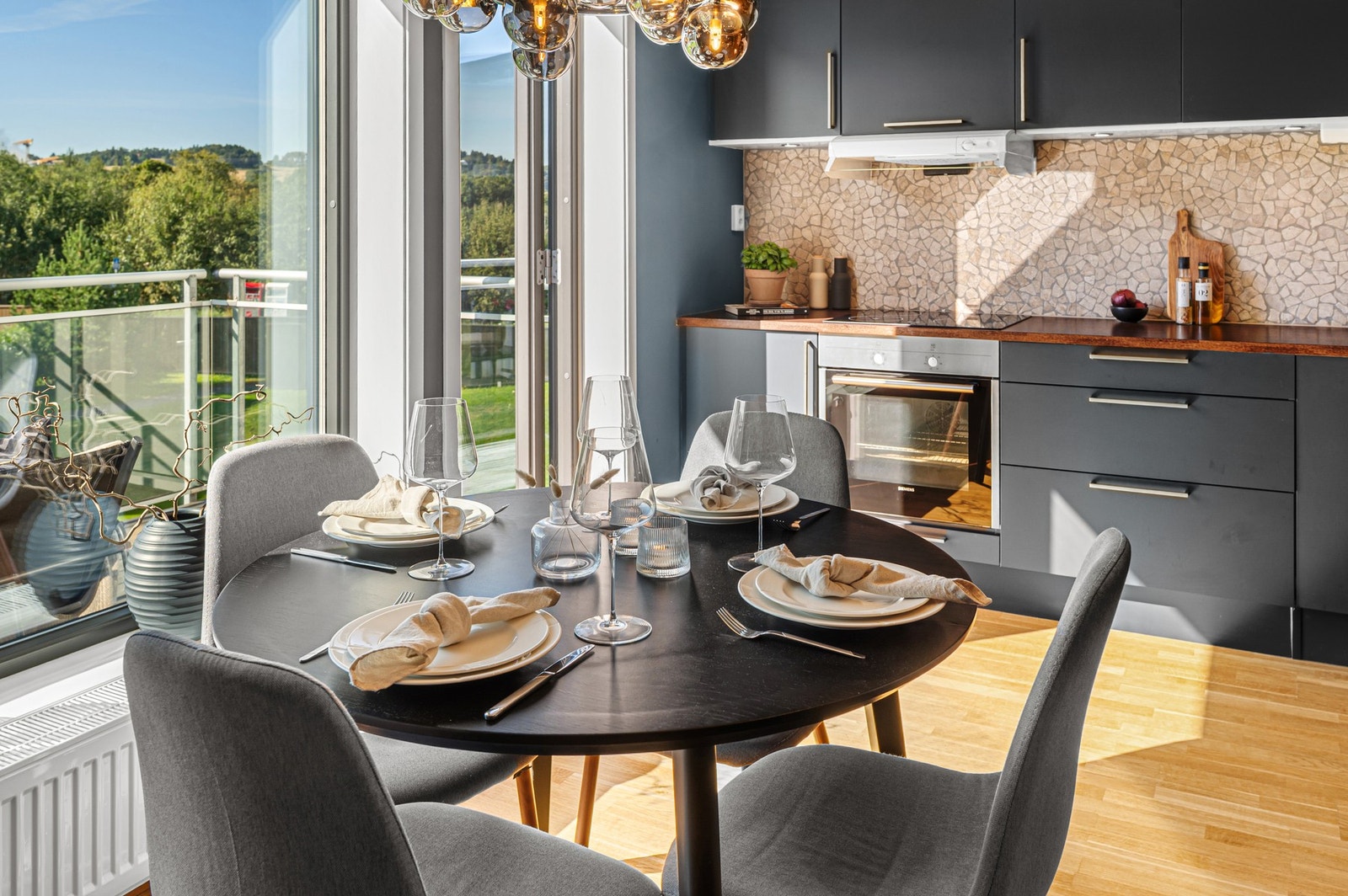 Boligen har store vindusoverflater som slipper inn rikelig med naturlig lys, noe som bidrar til en behagelig atmosfære. Galleribilde