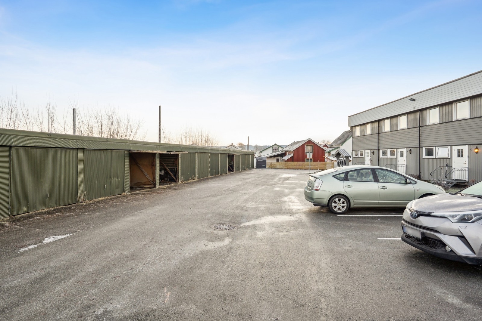 Parkeringplass og uteområde. Galleribilde