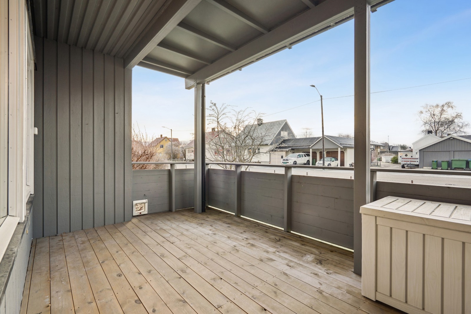 Terrasse på 15,5 kvm med utgang fra stue. Galleribilde