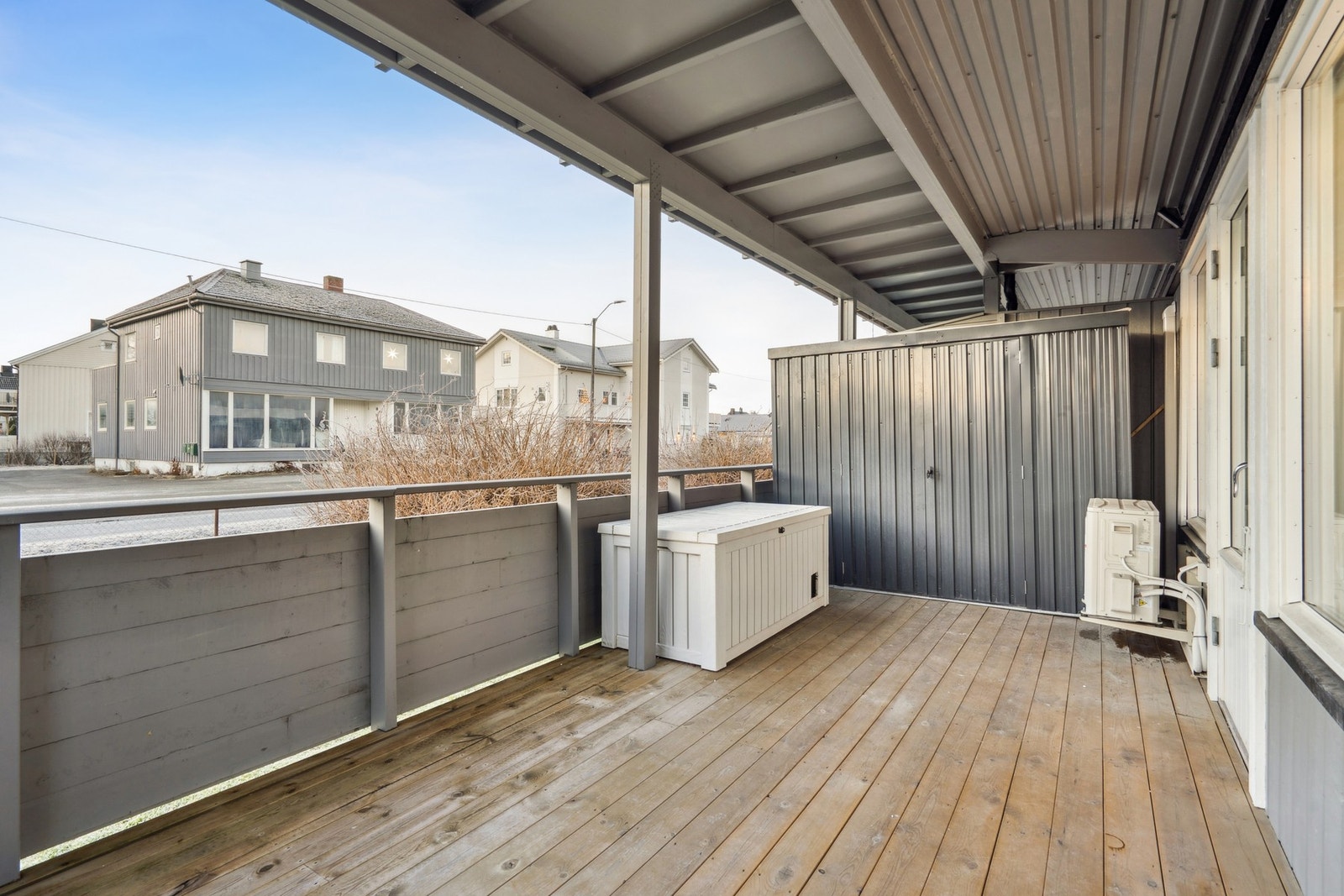 Eiendommen har en sentral beliggenhet langs Innherredsvegen i Stjørdal, med umiddelbar nærhet til sentrum og et bredt utvalg av servicetilbud. Galleribilde