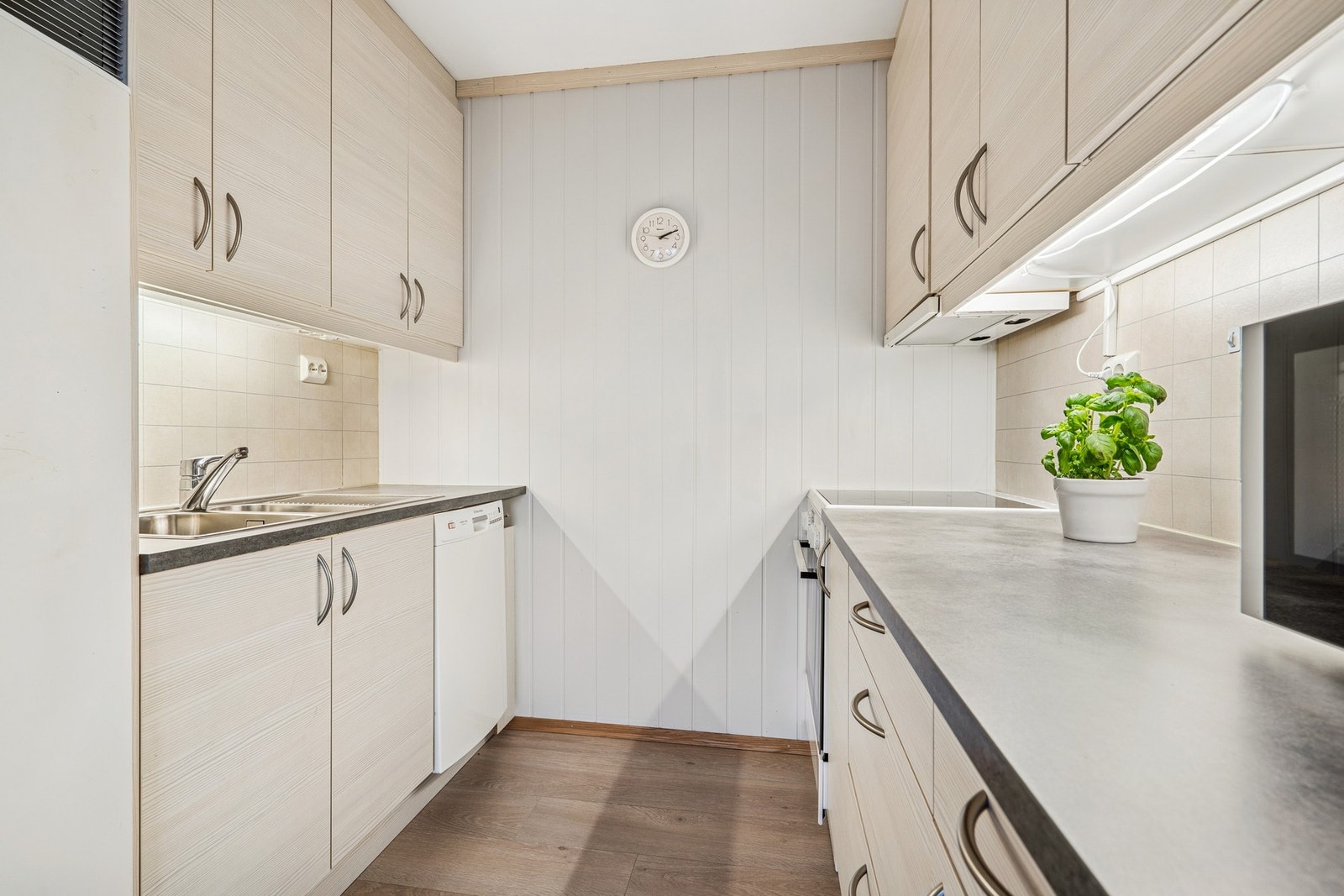 Kjøkken på 4,5 kvm. Innredet med opplegg for oppvaskmaskin, mekanisk avtrekksvifte over stekesonen. Avsatt plass for komfyr og kjøleskap. Galleribilde