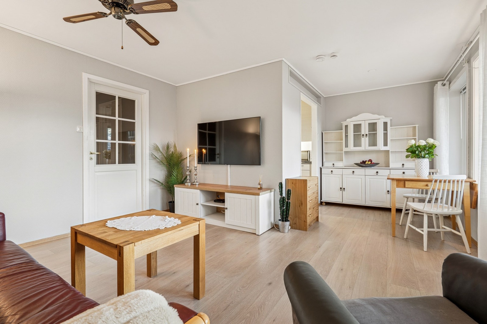 I stuen har du naturlig innrednings seksjoner. Galleribilde