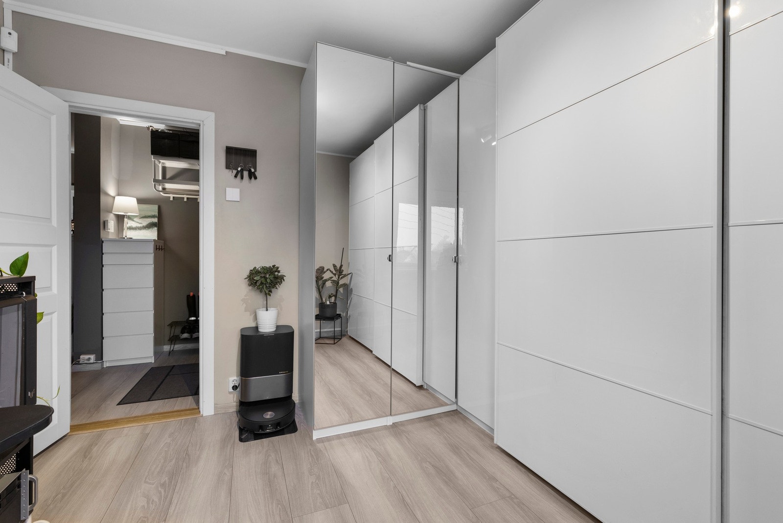 Her er det montert en stor garderobe og rommet benyttes også som hjemmekontor Galleribilde