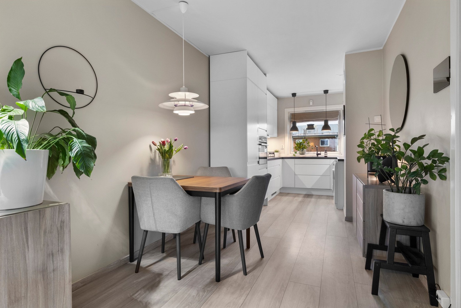 Leiligheten er gjennomgående og har en åpen løsning inn til kjøkkenet Galleribilde