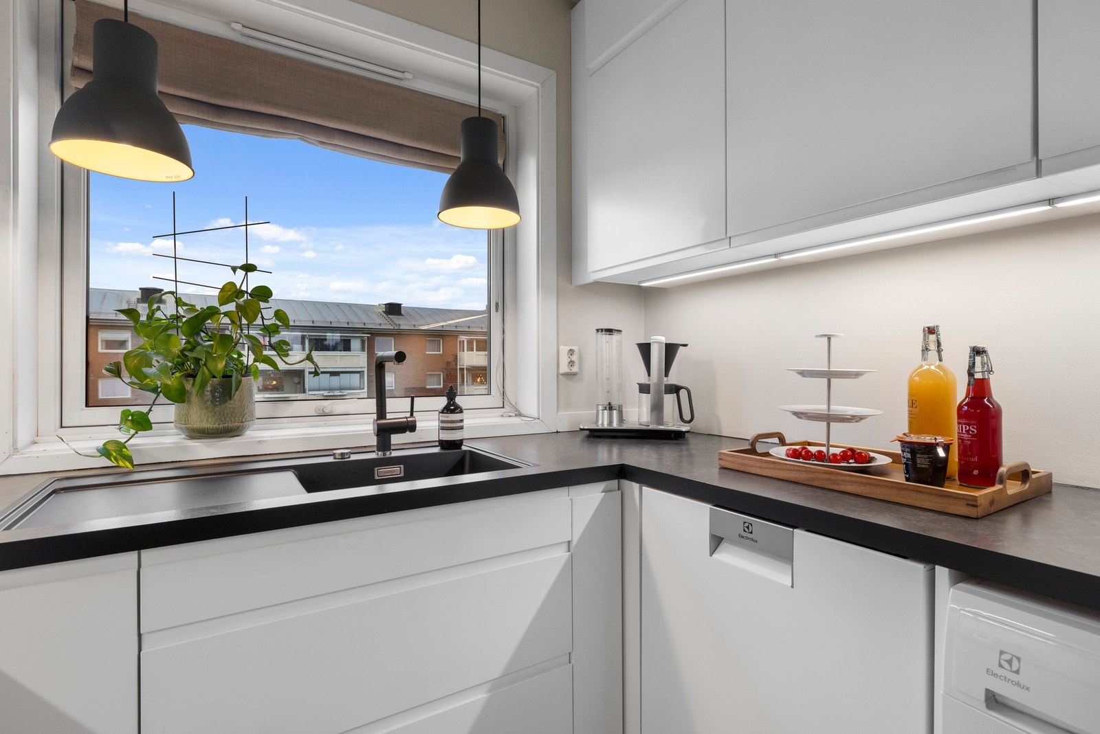 Benkeplaten er av laminat Galleribilde