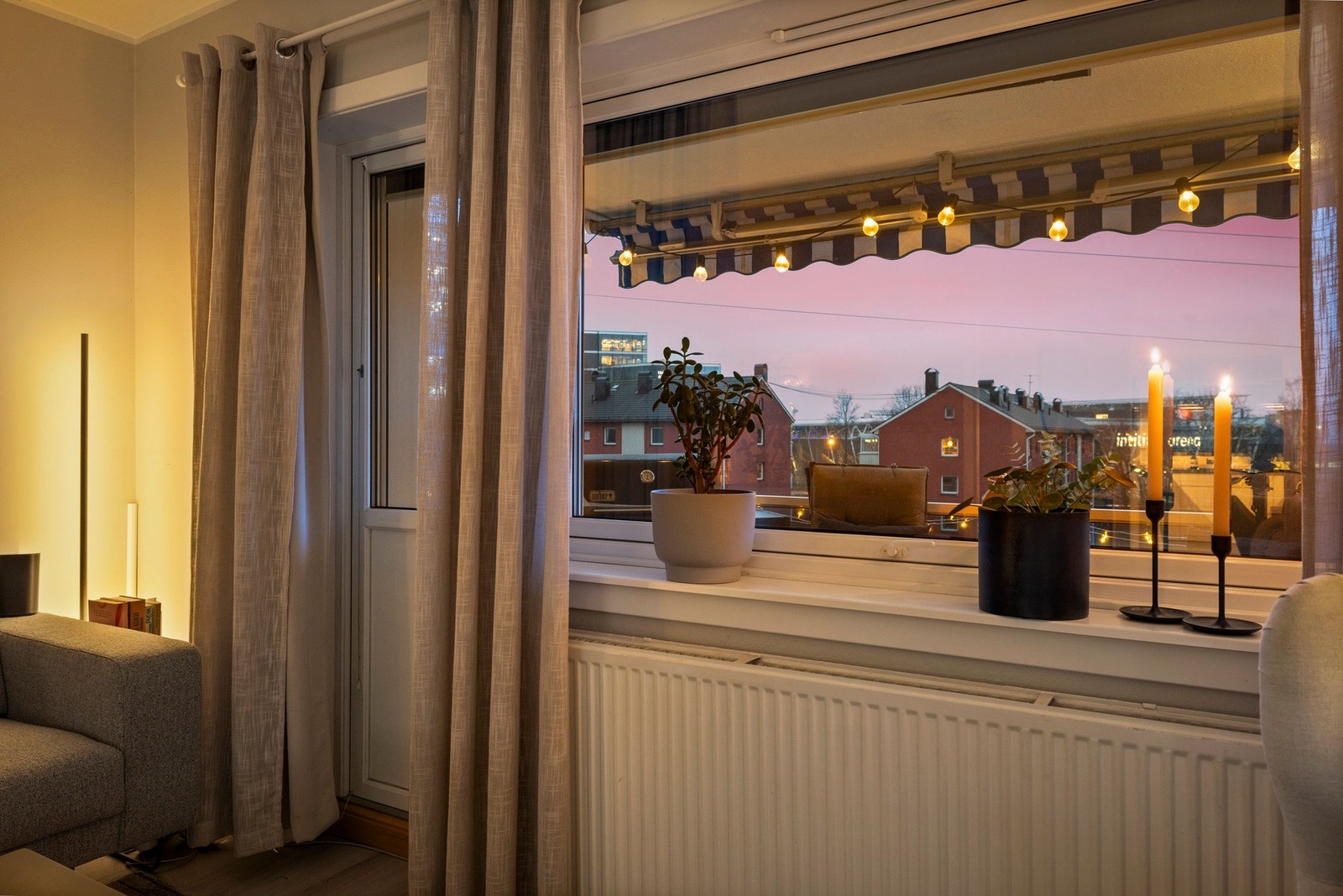 Leiligheten ligger luftig og usjenert til Galleribilde