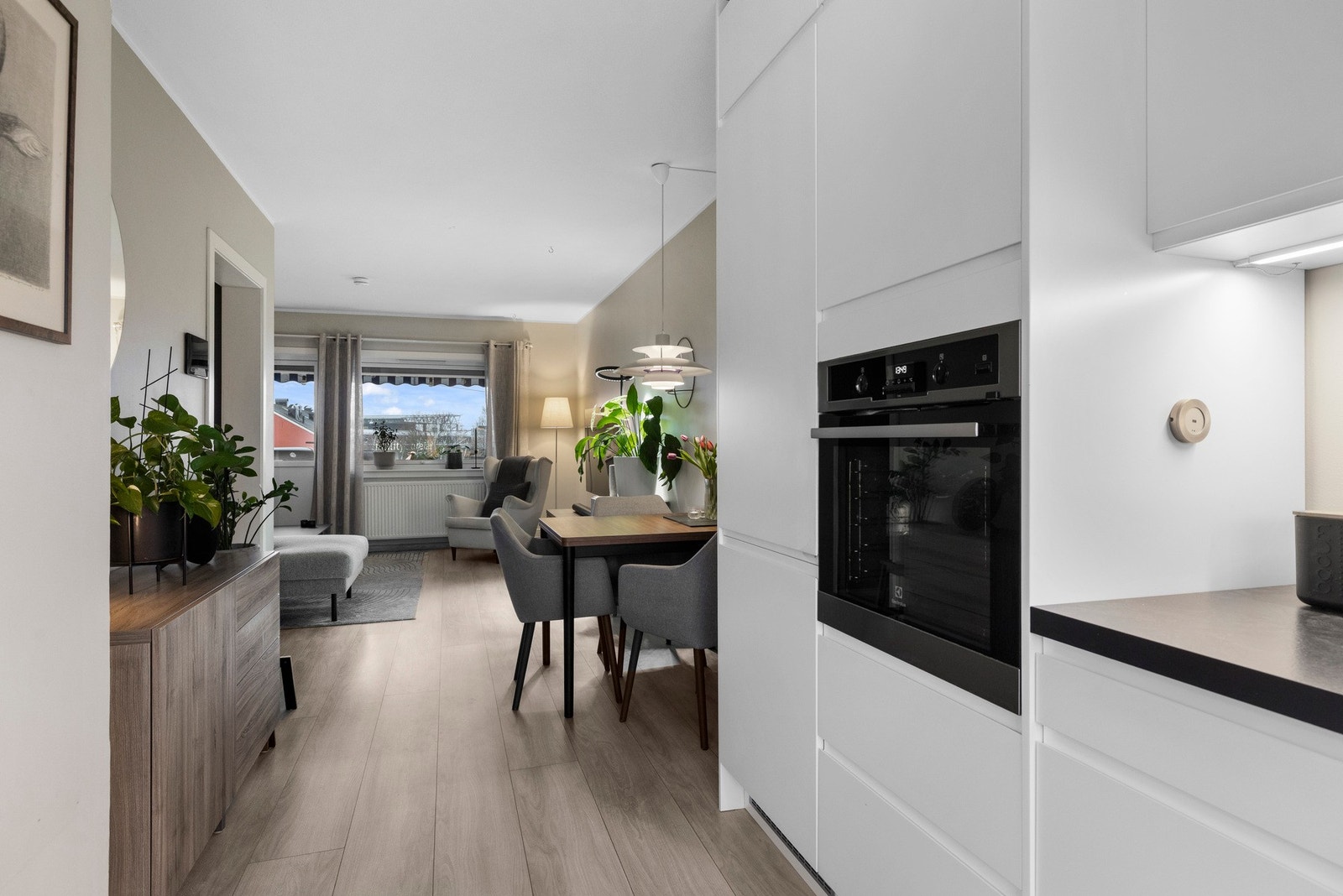 Stekeovnen er montert i en gunstig arbeidshøyde Galleribilde