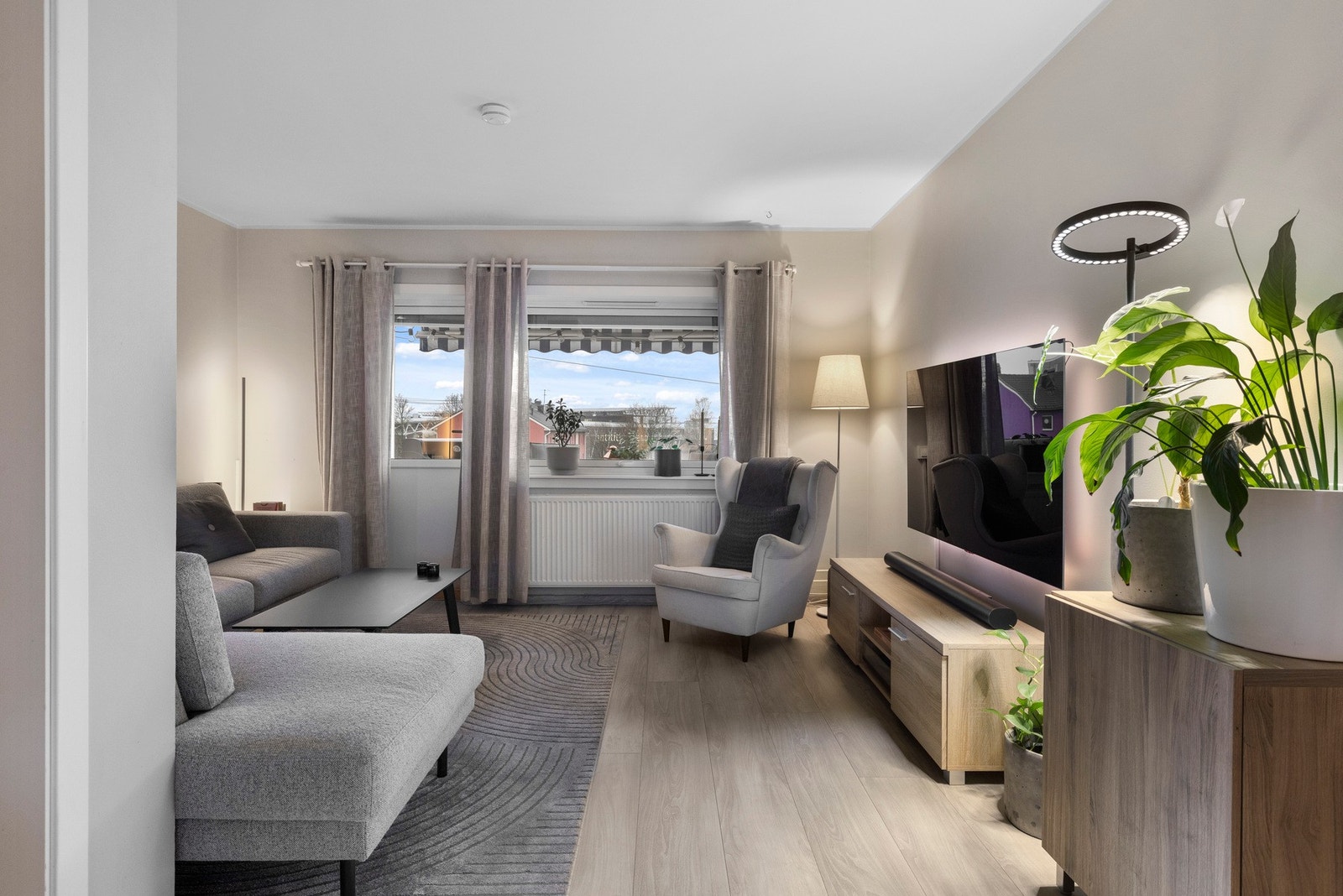 Stuen har god plass til en stor sittegruppe Galleribilde