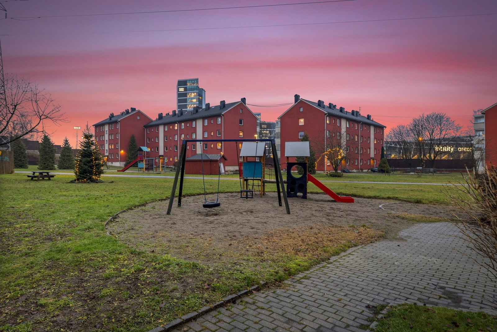 Utenfor har borettslaget en trivelig lekeplass for de minste Galleribilde