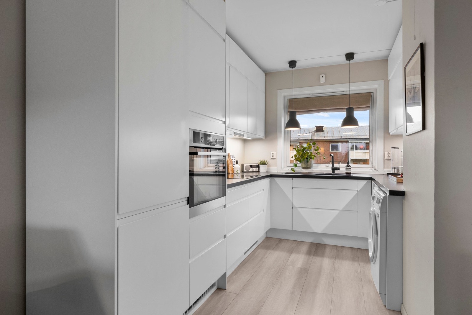 Det pene kjøkkenet har integrerte hvitevarer Galleribilde