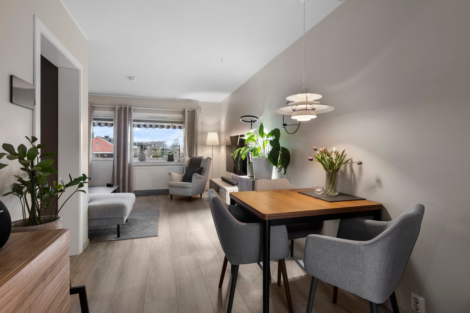 Mellom stuen og kjøkkenet er det en naturlig plass til et spisebord Galleribilde