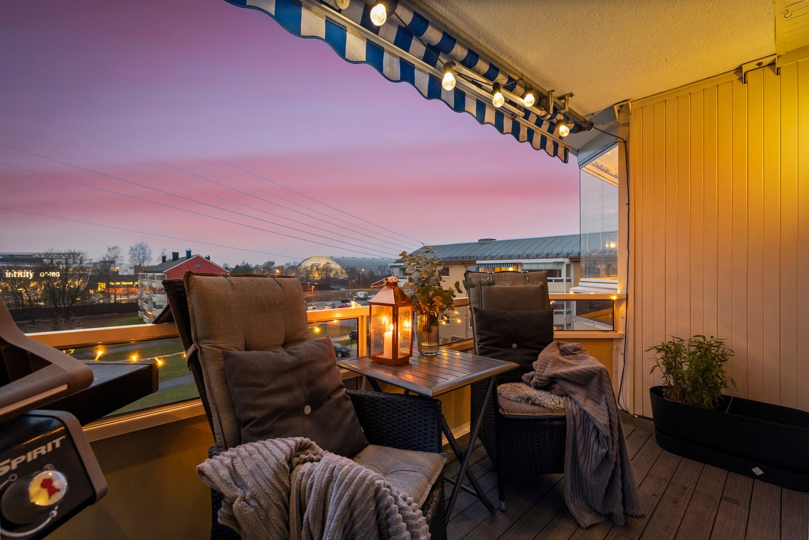 Leiligheten har en koselig, solrik balkong Galleribilde