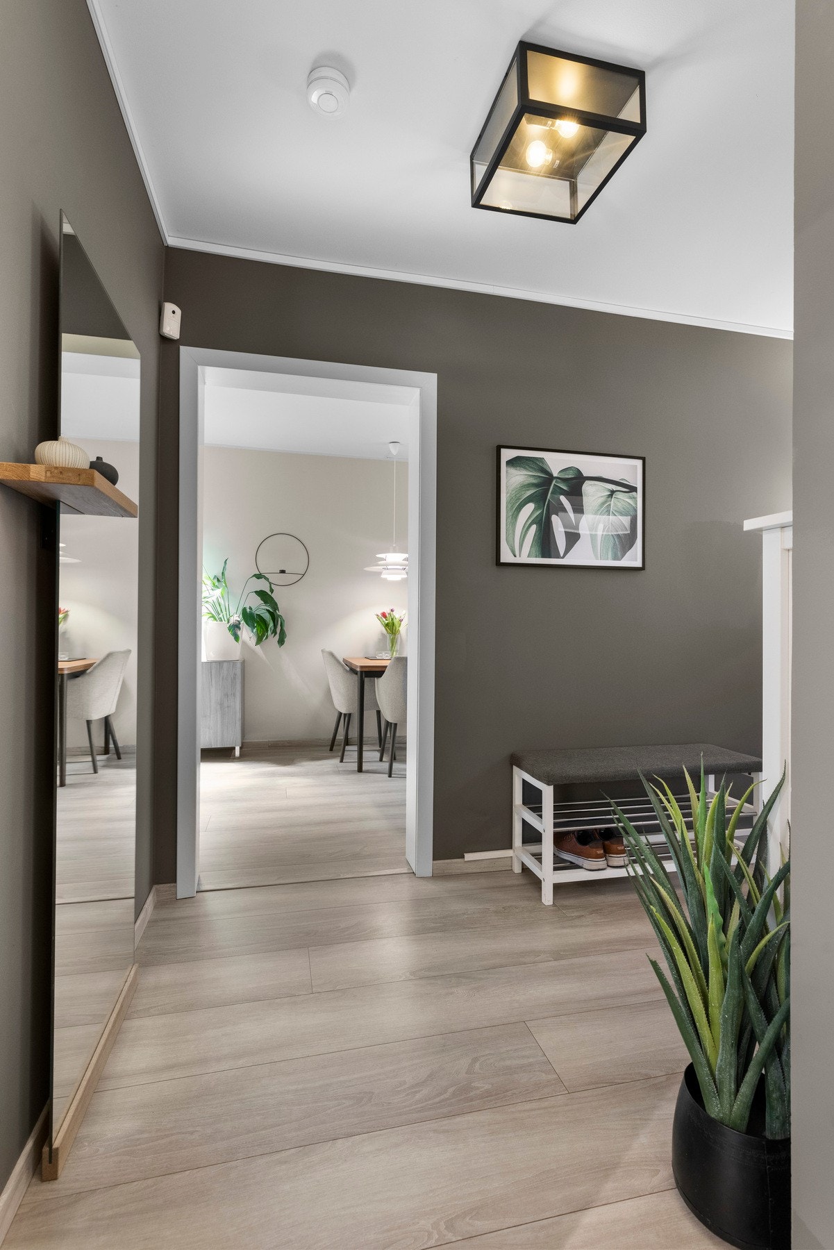 Her er det plass til å henge fra seg, skoskap og plass til en benk Galleribilde