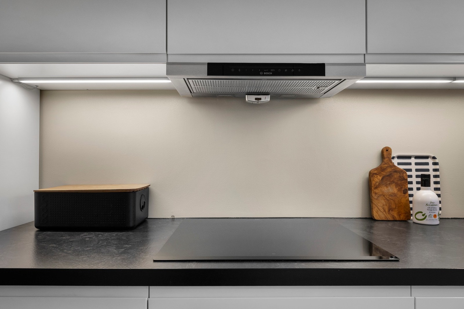 En stilren induksjonstopp med kullfilterventilator Galleribilde