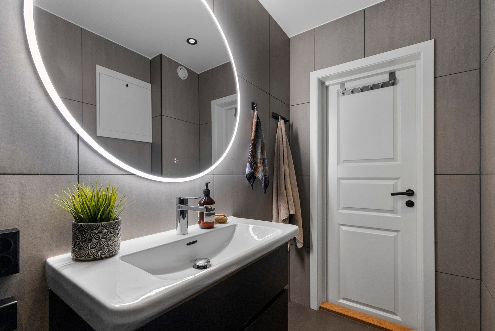 Innredningen ellers består av servantskap med overspeil og et vegghengt toalett Galleribilde