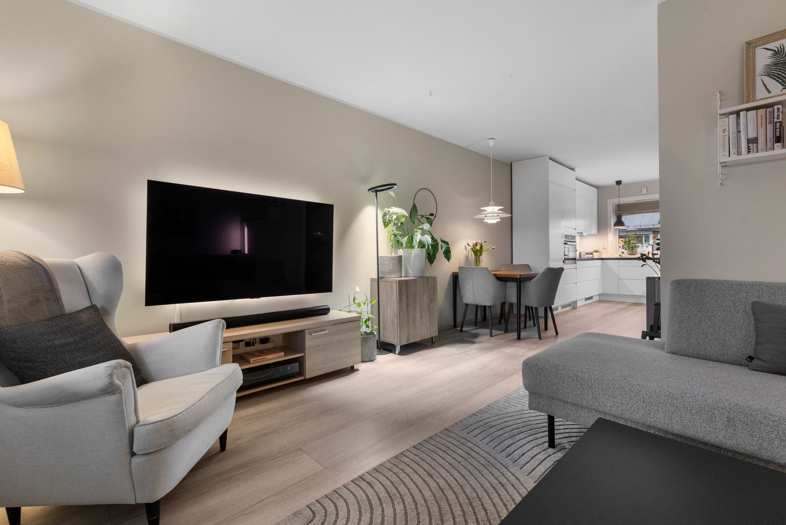 Leiligheten har en fin, énstavs laminat Galleribilde