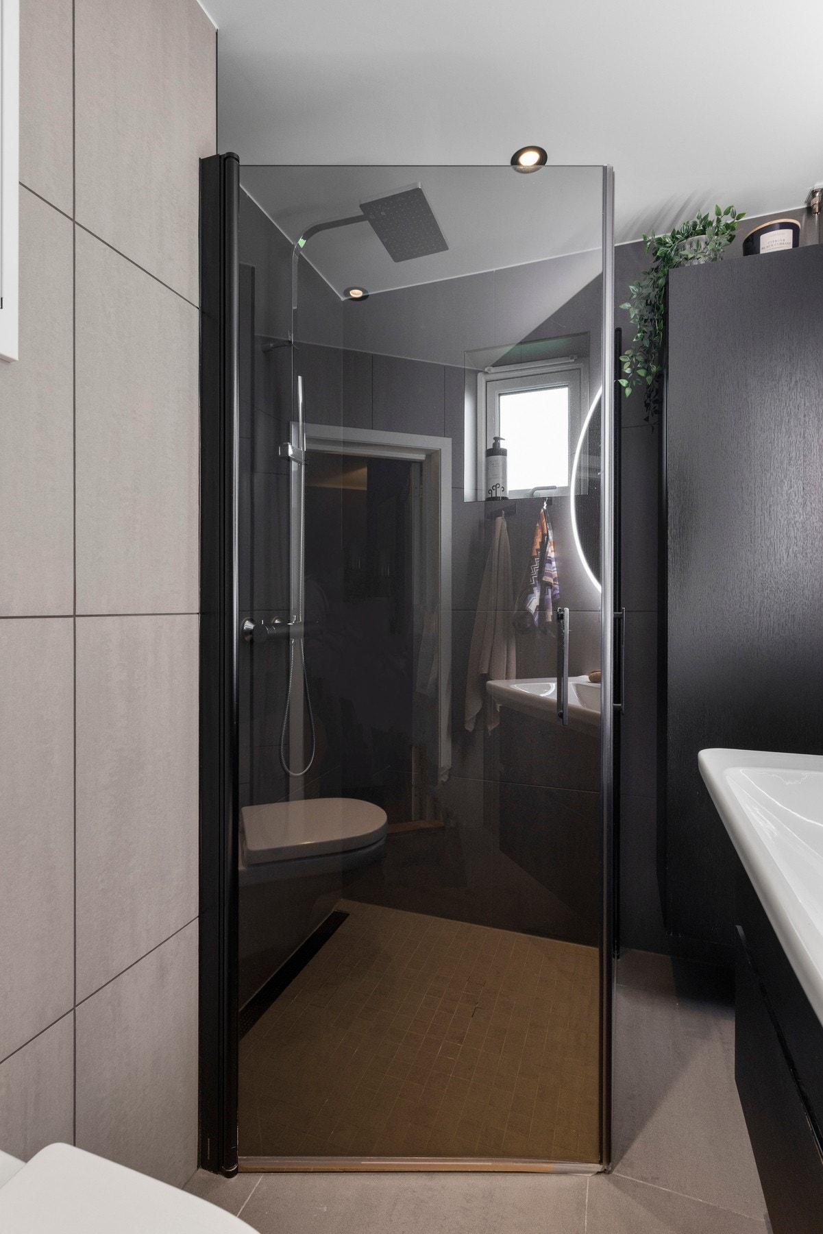 Det er dusjhjørne med innfellbare glassdører og varmekabler i gulvet Galleribilde