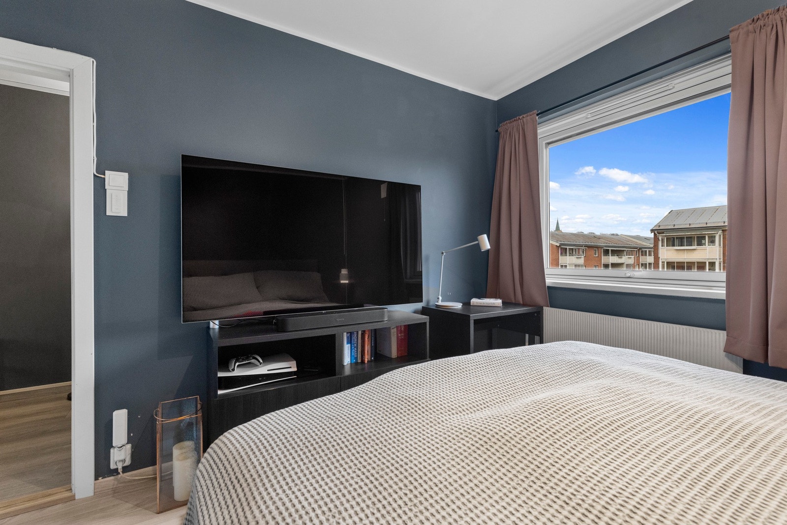 Hovedsoverommet har god plass til dobbeltseng Galleribilde