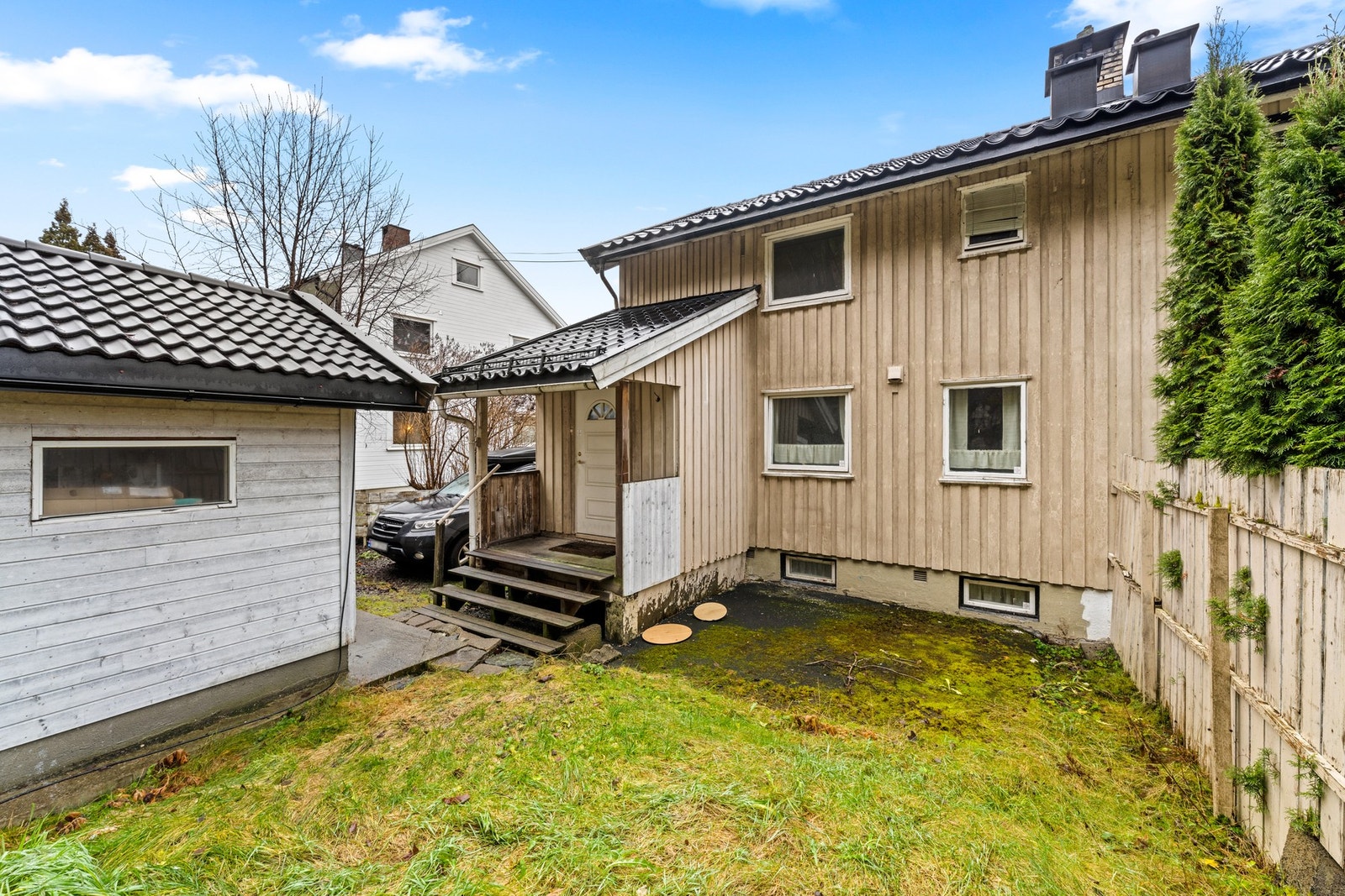 Stor halvpart av vertikaldelt tomannsbolig i et rolig boligområde. Galleribilde