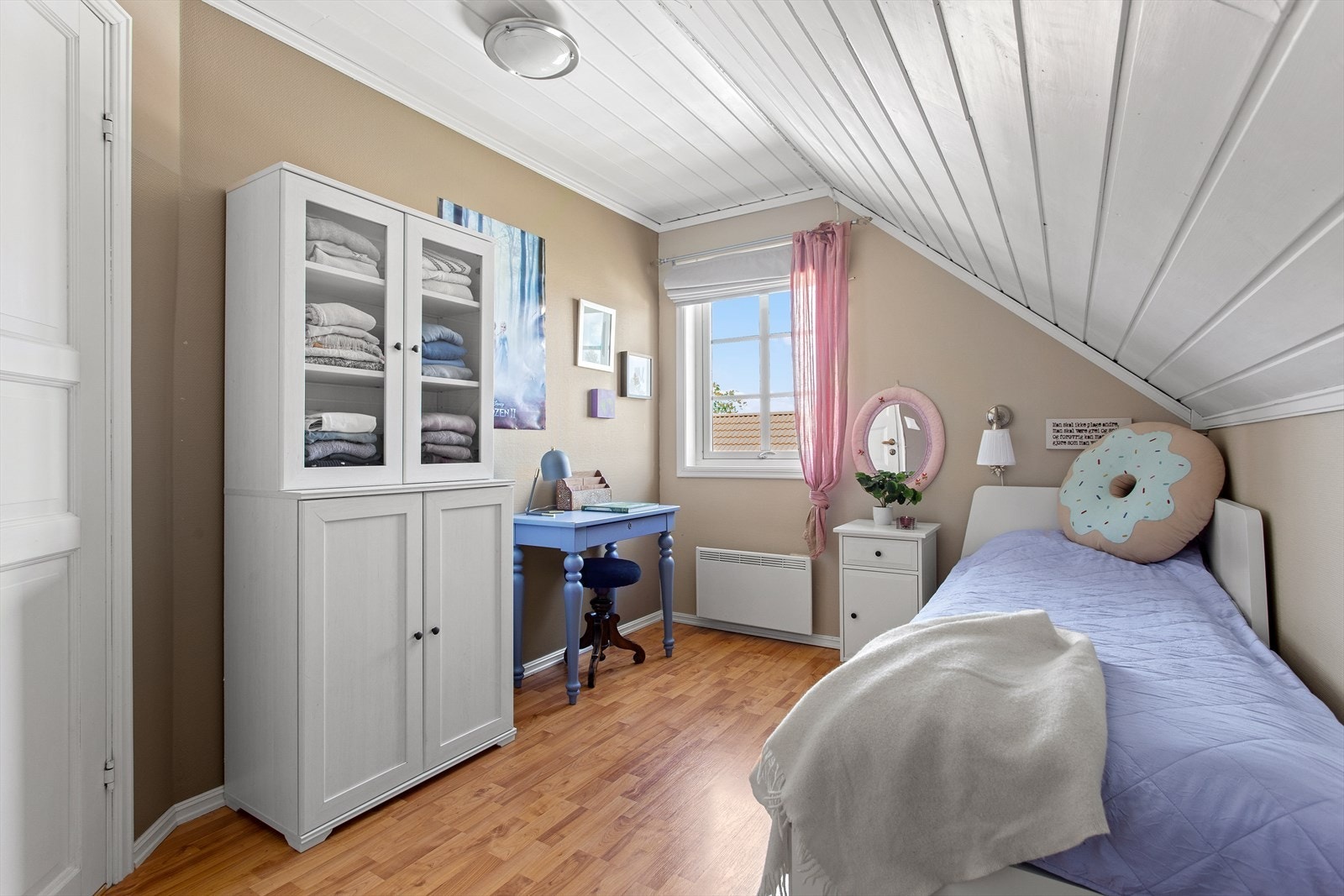 Soverom 3 er også av god størrelse. Dette rommet passer perfekt som gjesterom, barnerom eller kanskje et hjemmekontor? Galleribilde