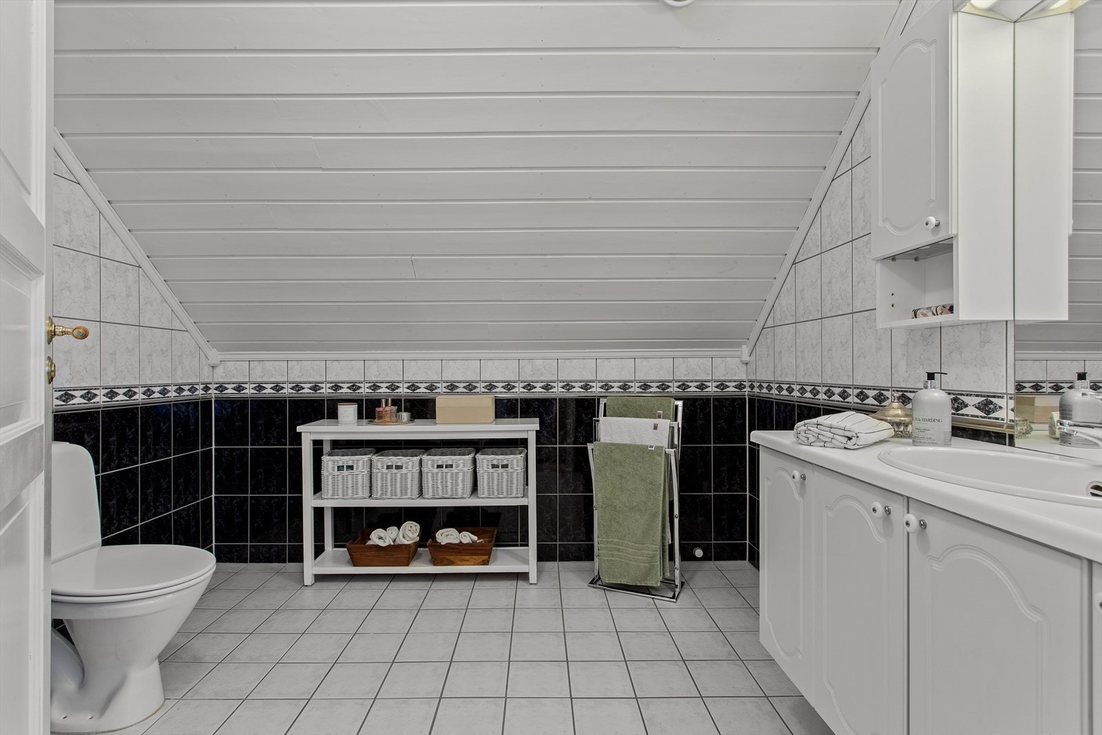 Pent og flislagt bad i 2. etasje med varmekabler i gulv. Galleribilde