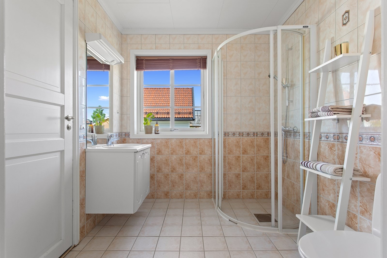 Pent og flislagt bad med varmekabler i gulvet. Dør inn til vaskerom. Galleribilde