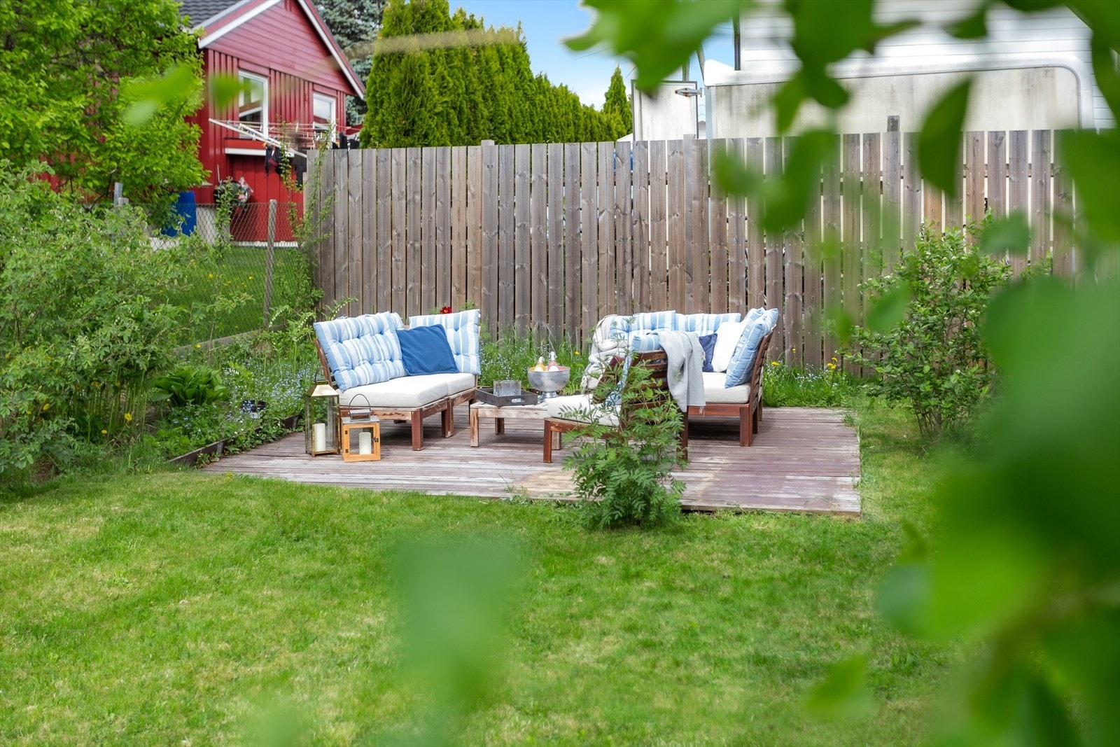 Hyggelig platting nede i hagen. Her er det god plass til sittegruppe og grill. Galleribilde