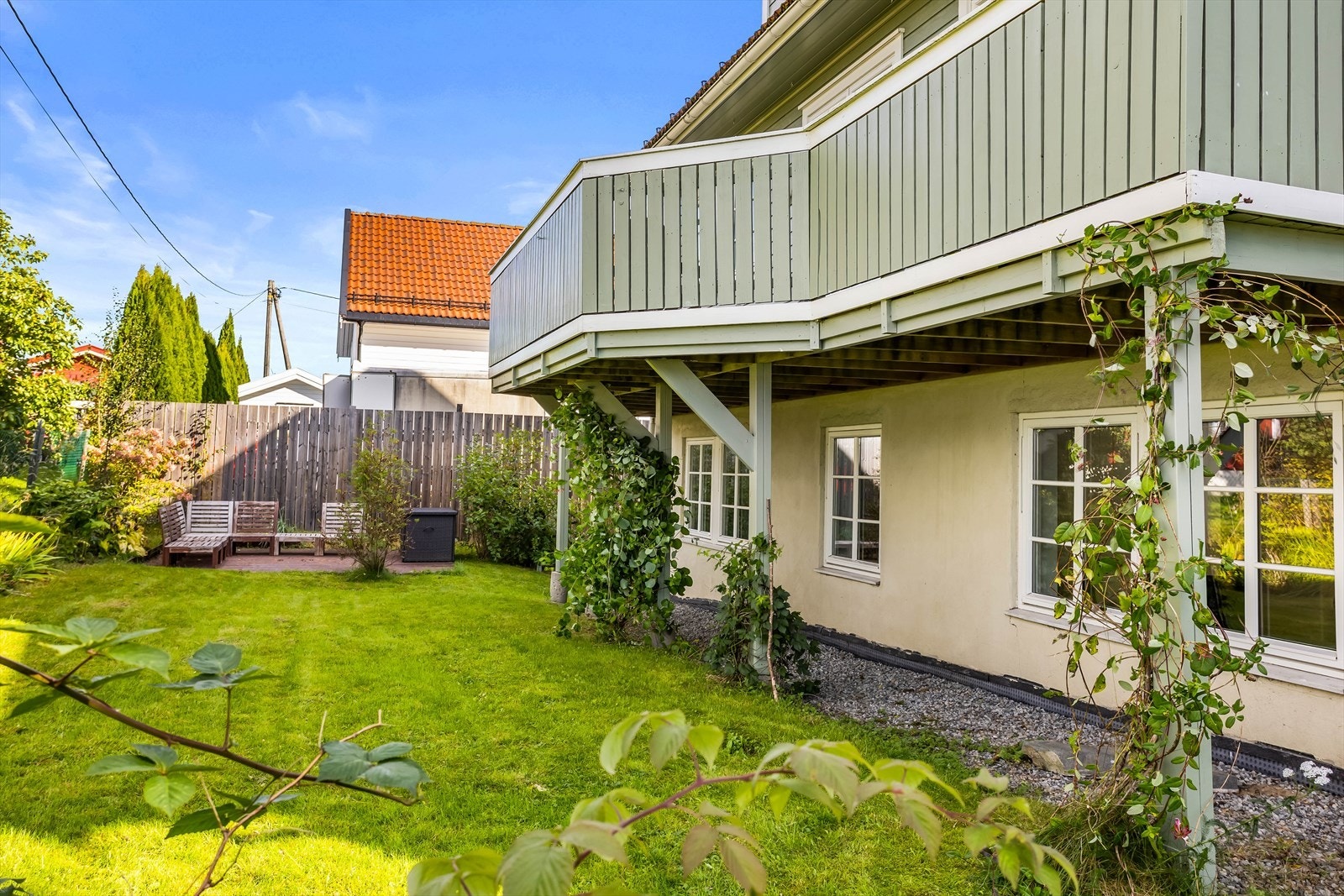 Utleiedelen ligger i kjelleren av huset, samtidig er det bakkeplan på nedsiden av huset. Dette gir mindre kjeller følelse i utleiedelen. Galleribilde