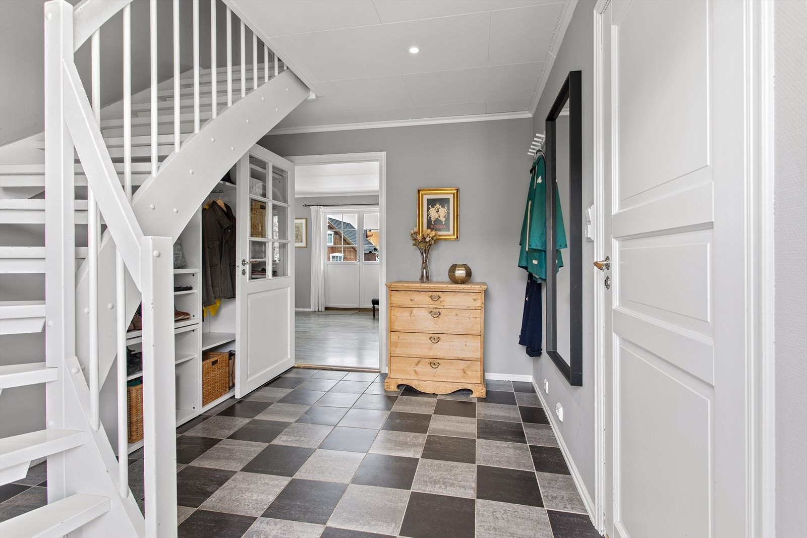 Lys og romslig gang i 1. etasje. Galleribilde