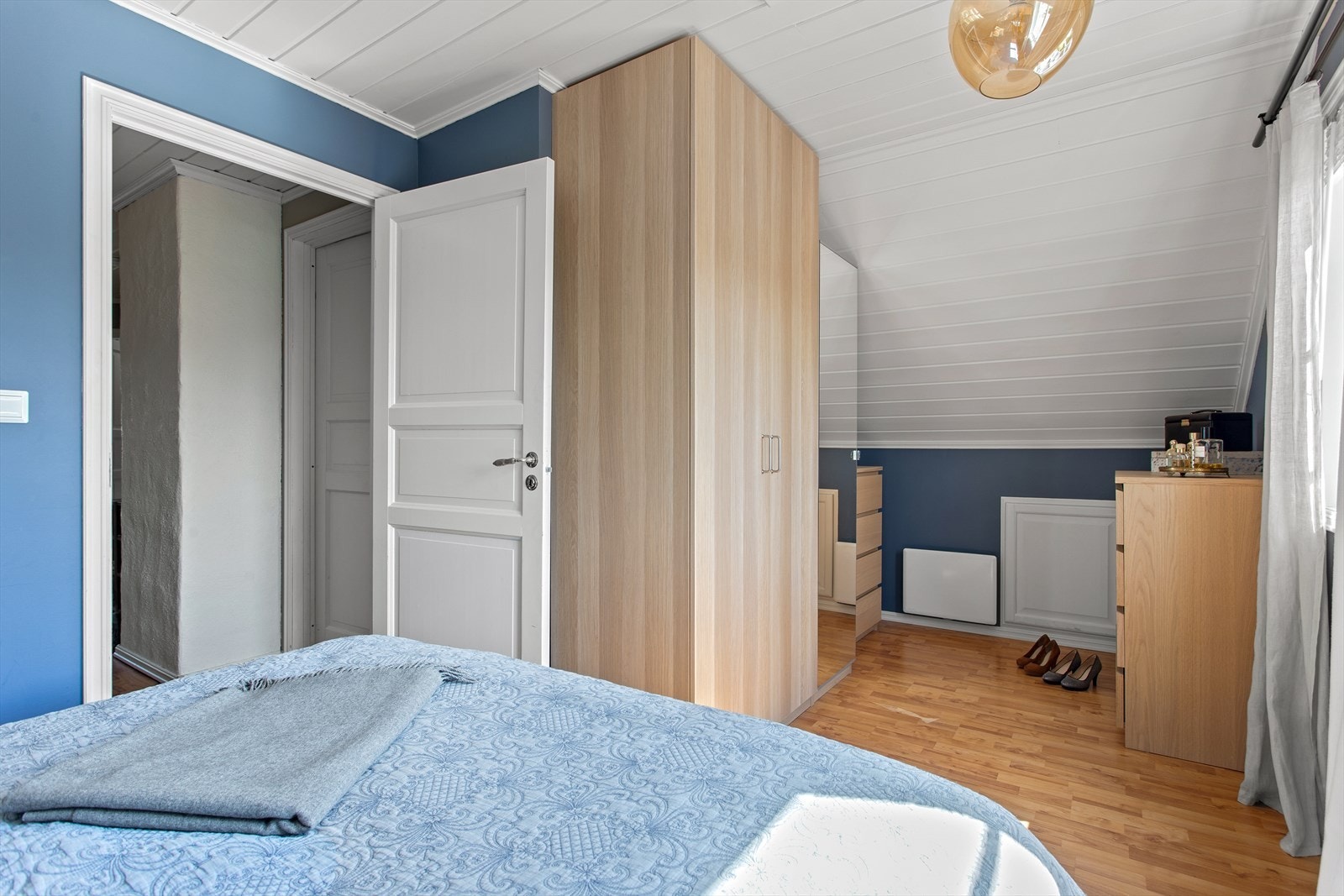 Det er godt med lagringsplass i praktisk garderobe. Galleribilde