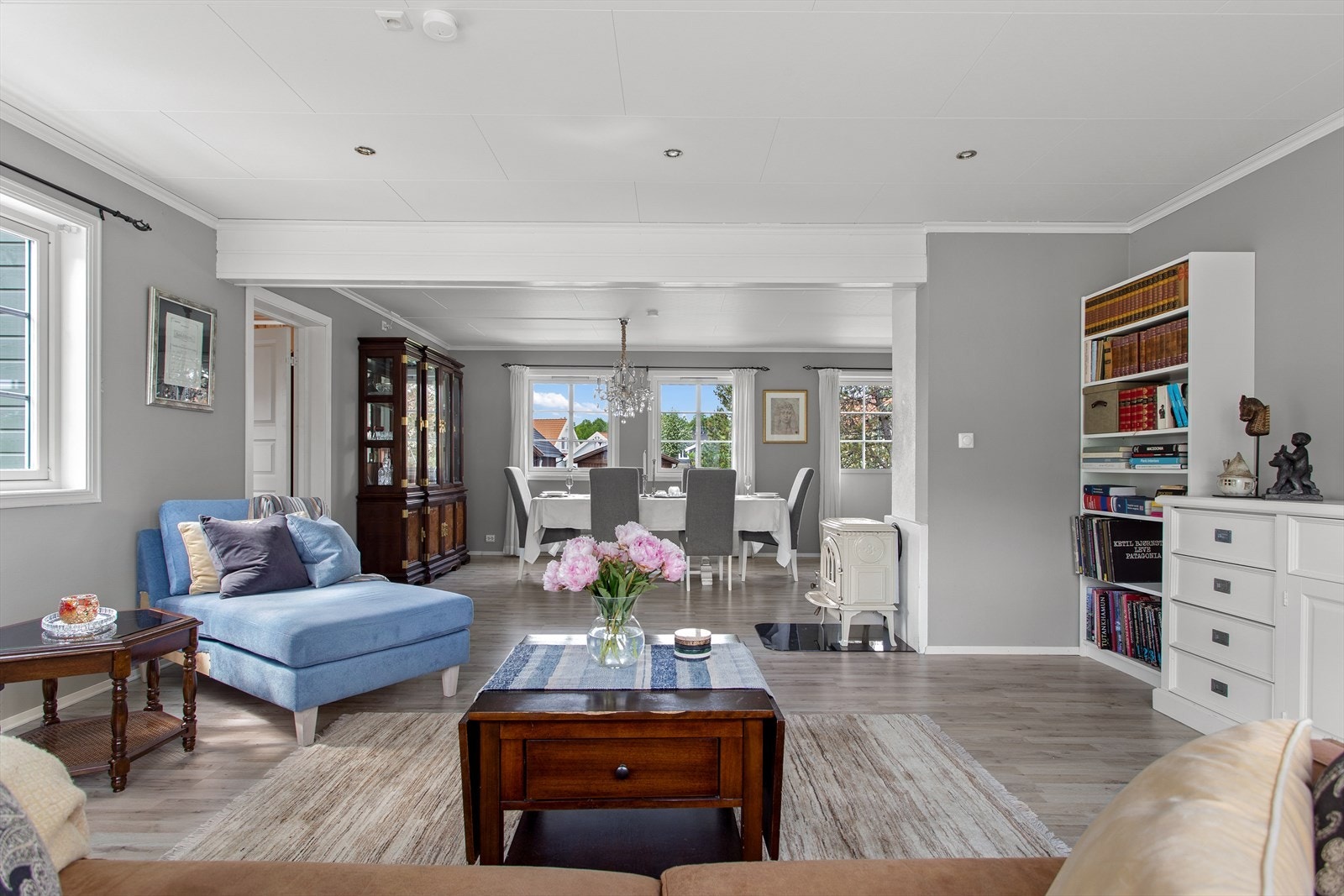 Stua er malt i en moderne grå-farge og har pene gulv. Galleribilde