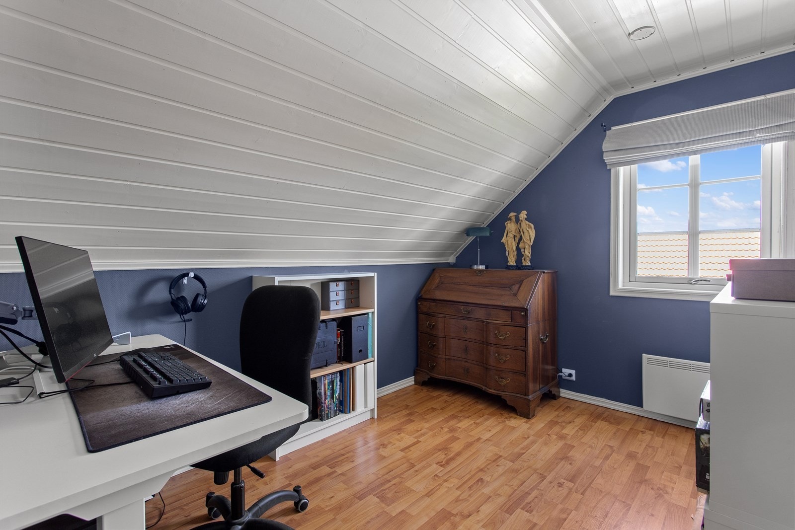 Soverom 4: God plass til seng, pult og kommode. Galleribilde