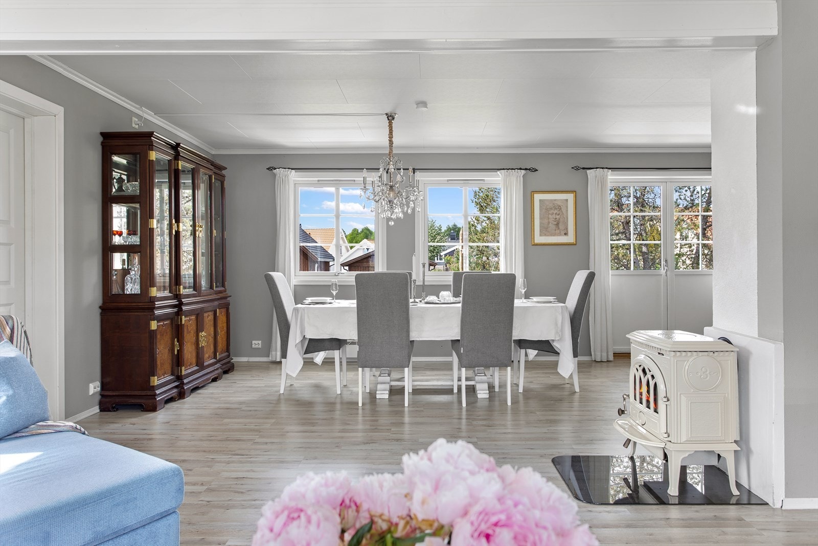 Det er også god plass til et stort spisebord i stua! Galleribilde