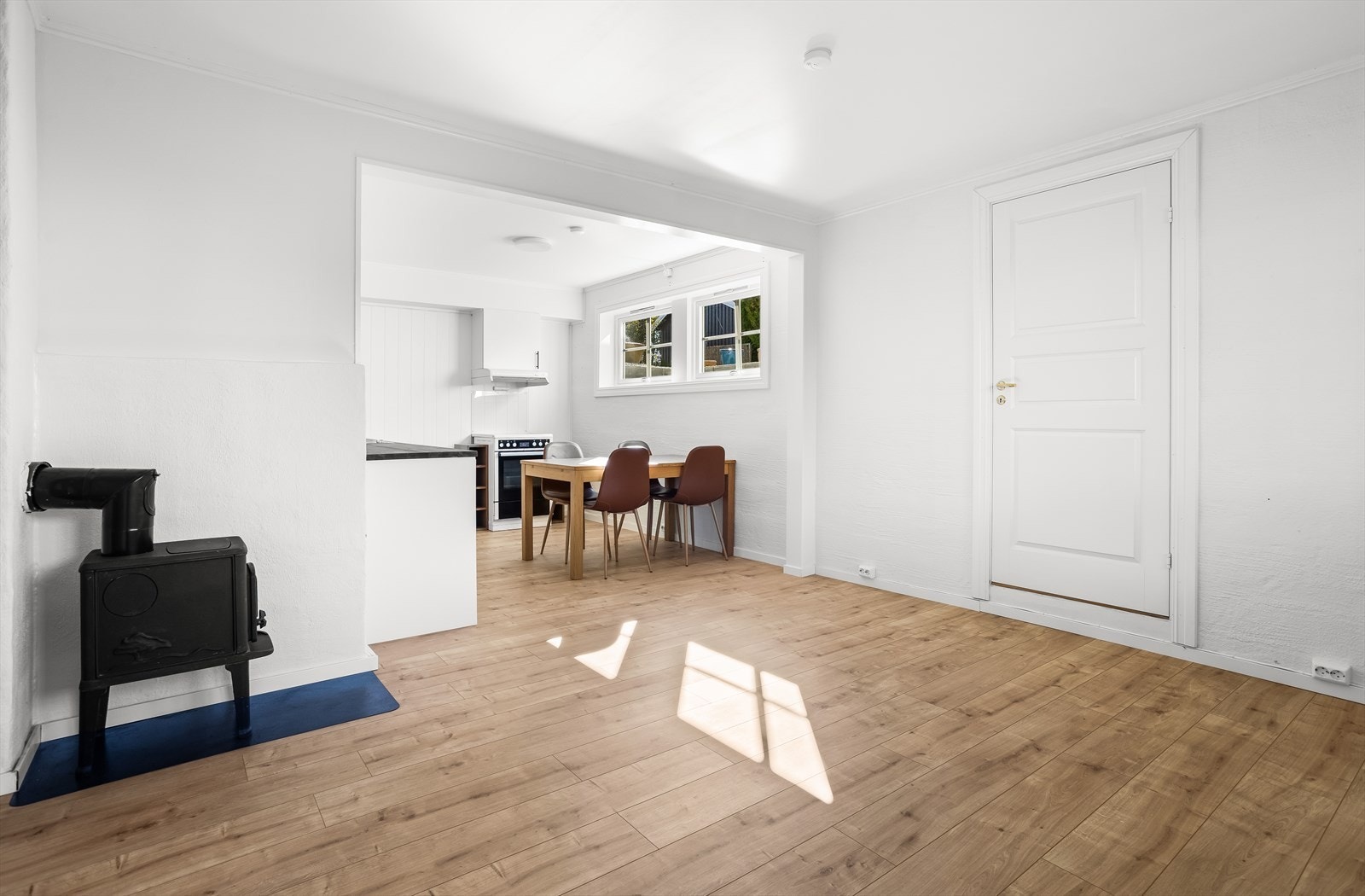 Det er adkomst til trapperom fra stuen i kjeller, det er videre adkomst til hoveddelen dersom man ønsker å benytte hele huset selv. Galleribilde