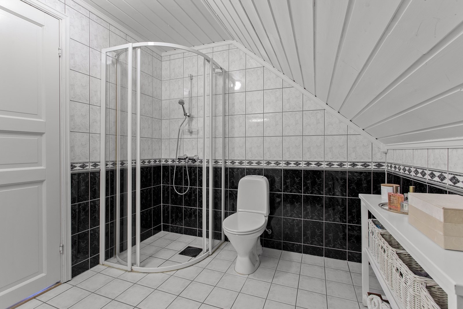 Bad med dusj, toalett og servant. Galleribilde