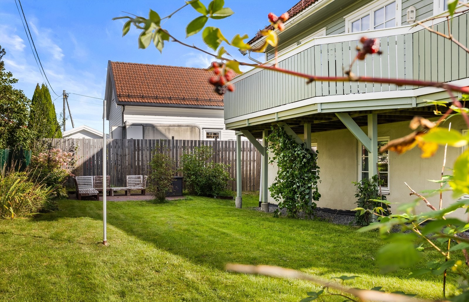 Flotte uteområder på baksiden av boligen. Galleribilde